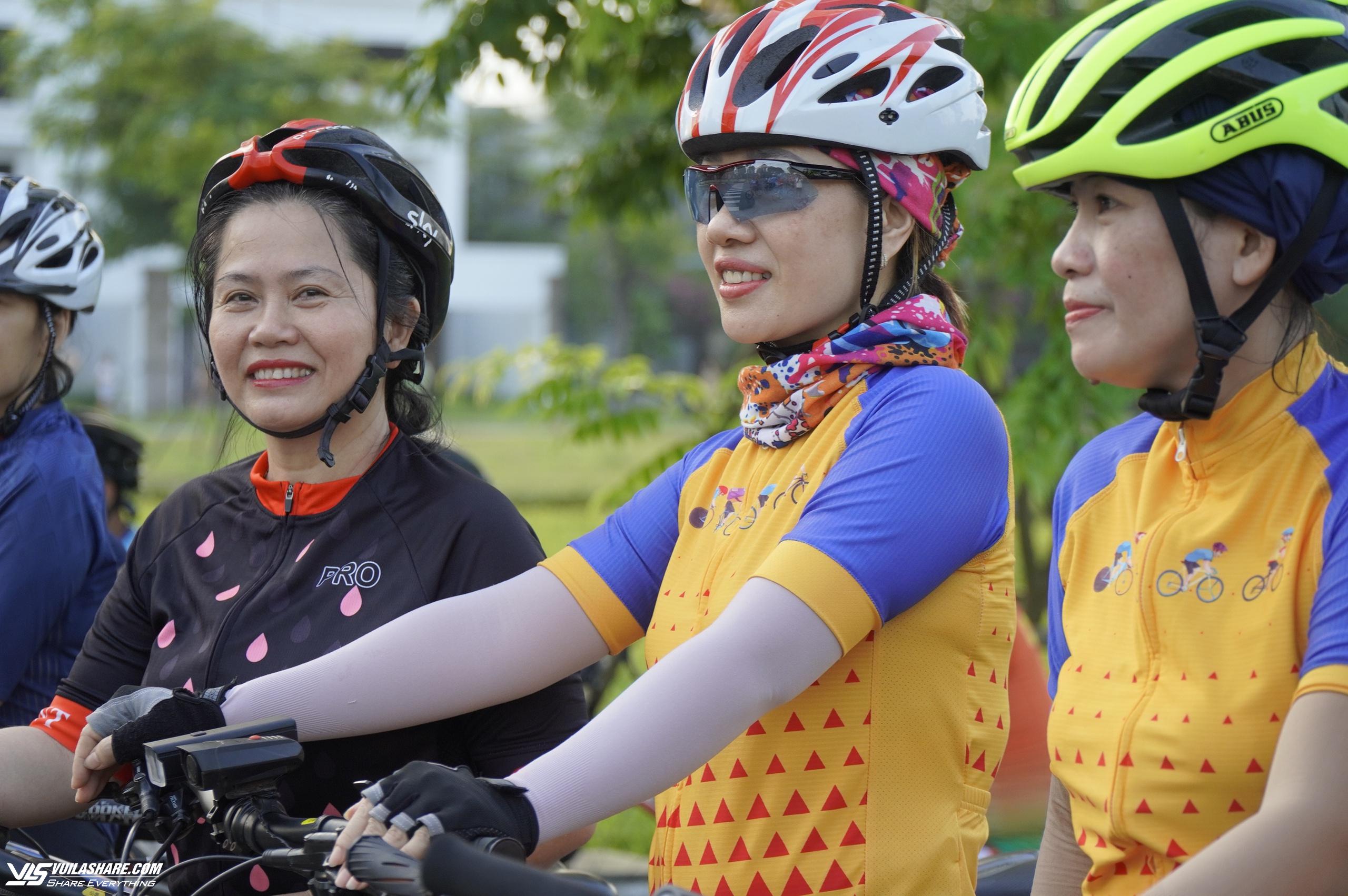 Ngắm các ‘bóng hồng’ duyên dáng sắp tranh tài tại Ngày hội đạp xe Vì hòa bình- Ảnh 2.