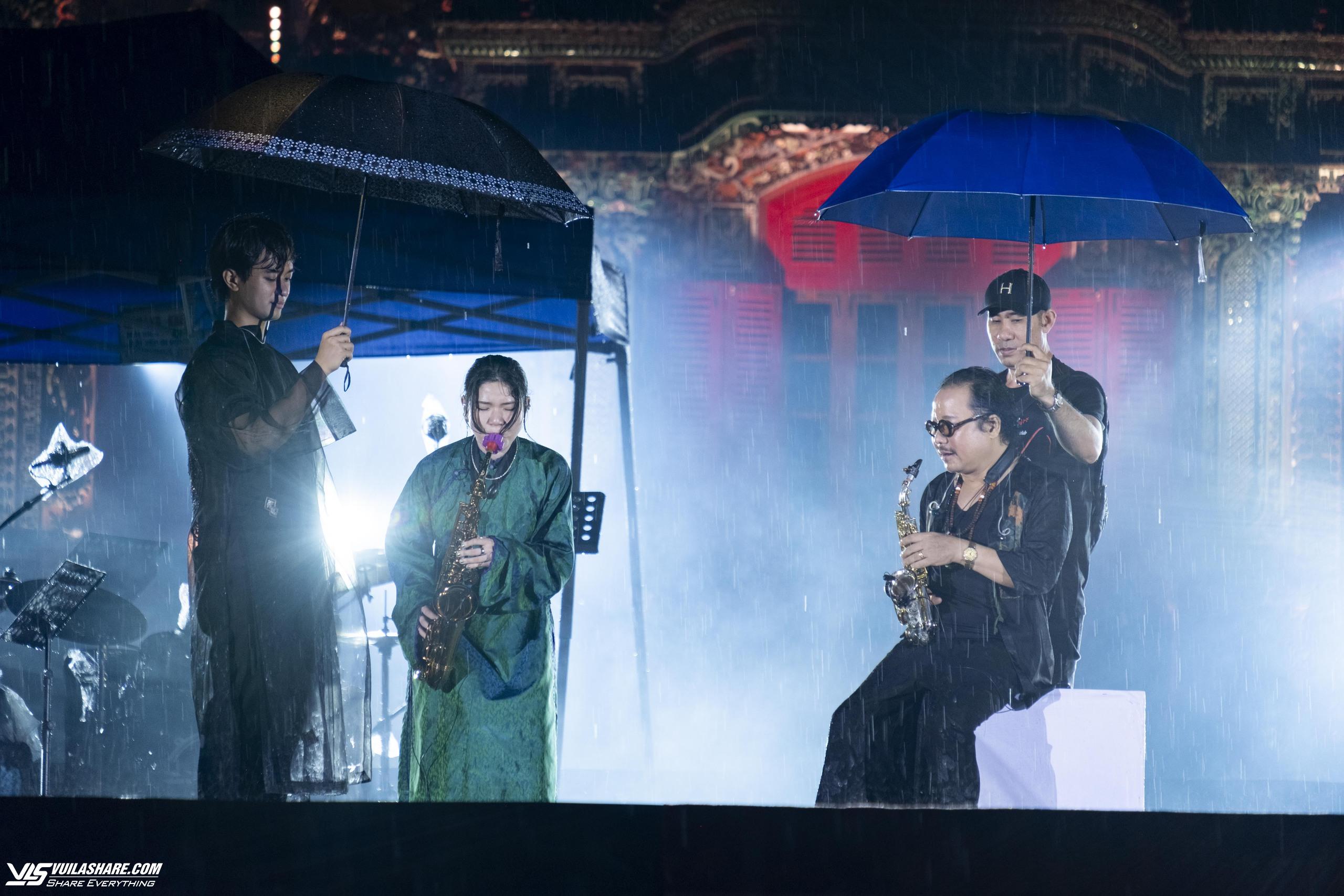 Nghệ sĩ Trần Mạnh Tuấn xúc động biểu diễn saxophone cùng con gái sau cơn bạo bệnh- Ảnh 3.