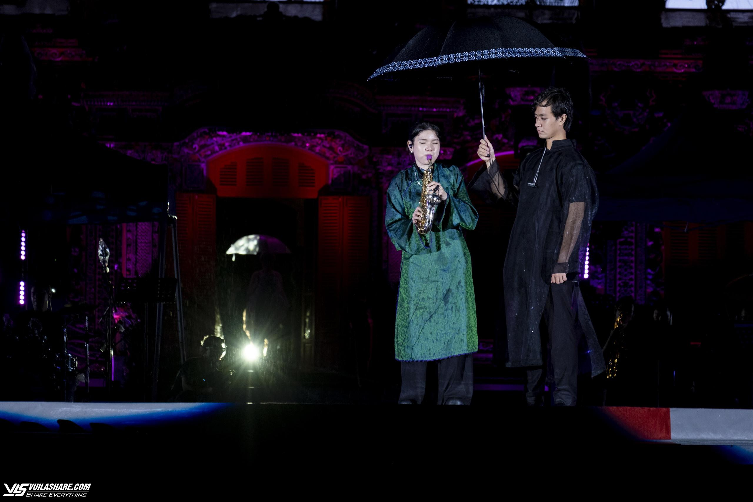Nghệ sĩ Trần Mạnh Tuấn xúc động biểu diễn saxophone cùng con gái sau cơn bạo bệnh- Ảnh 5.