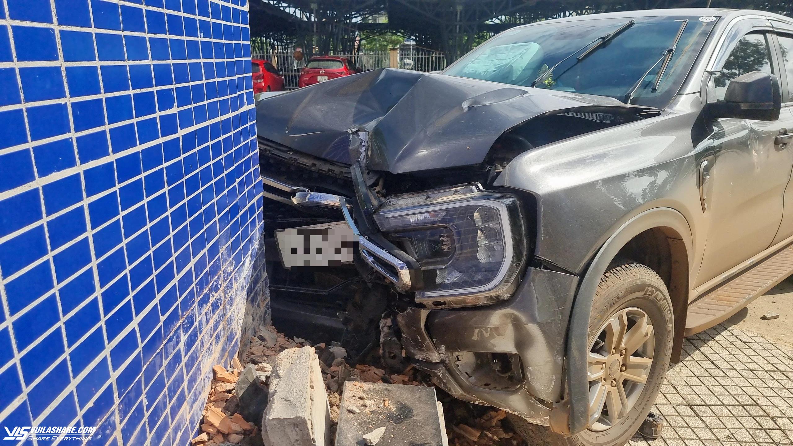 Bình Phước: Bệnh nhân bất ngờ lái ô tô tông vào tòa nhà bệnh viện- Ảnh 1.