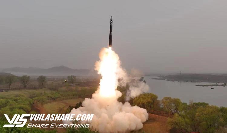 Triều Tiên phóng tên lửa đạn đạo mới ra biển - Ảnh 1.