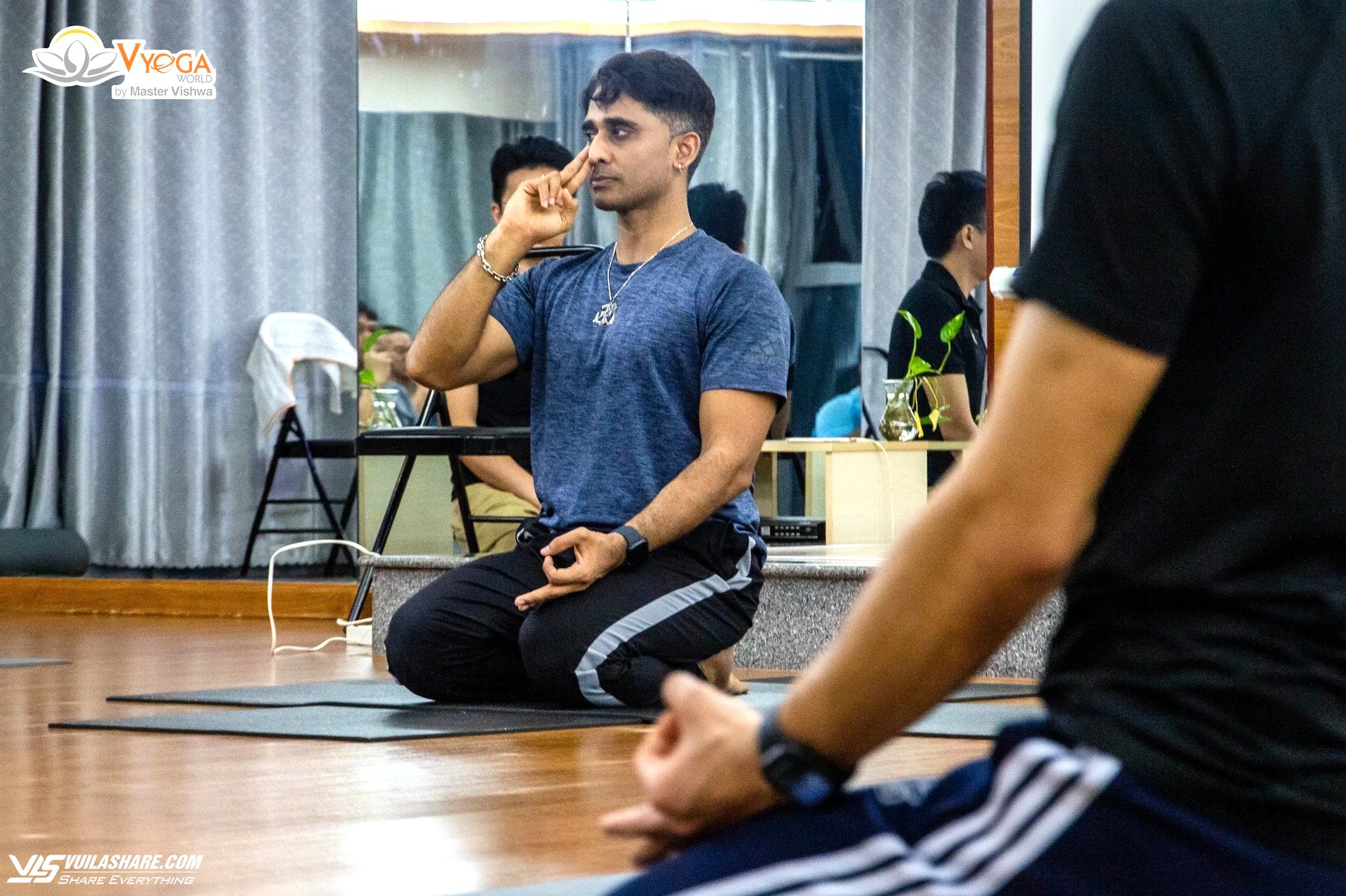 Có gì trong lớp yoga nam giới của HLV Ấn Độ từng quen mặt trên truyền hình?- Ảnh 1.