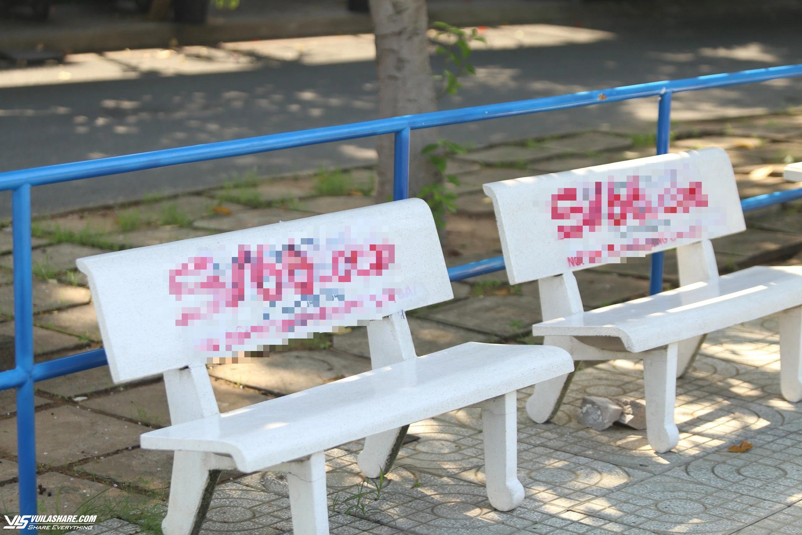 Nhiều ghế đá ở TP.Thủ Đức bị xịt sơn quảng cáo cá cược trước EURO- Ảnh 1.