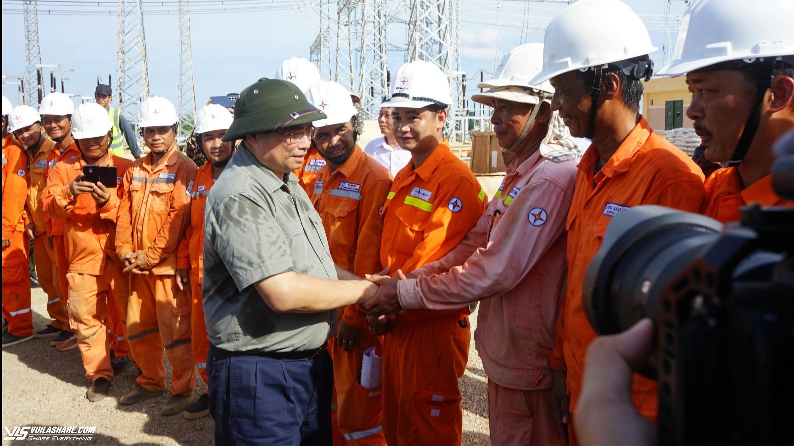 Thủ tướng tuyên dương công nhân và thanh niên tham gia xây dựng đường dây 500 kV- Ảnh 2.