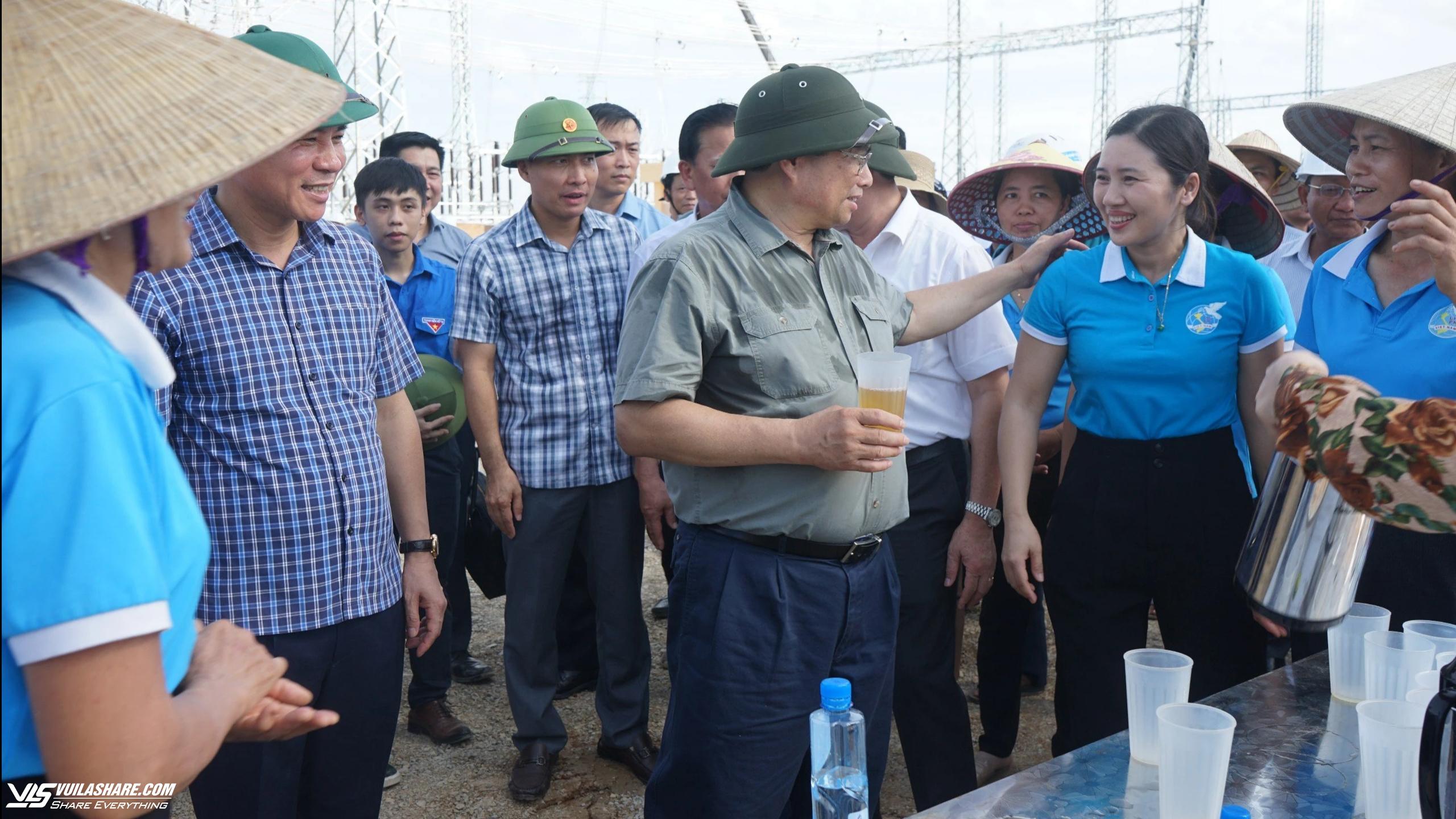 Thủ tướng tuyên dương công nhân và thanh niên tham gia xây dựng đường dây 500 kV- Ảnh 3.