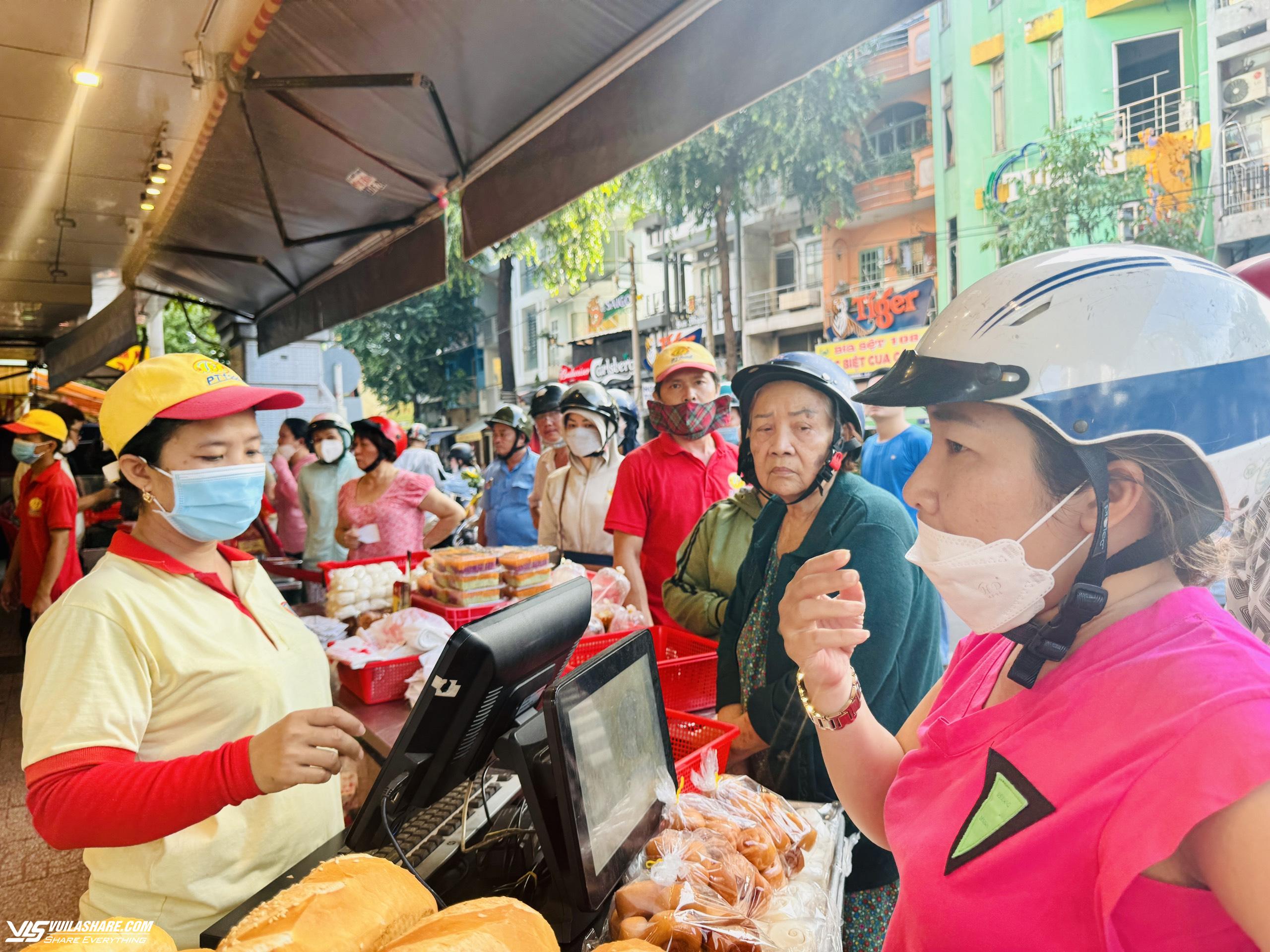 Tết Đoan Ngọ, tiệm vịt quay nổi tiếng ở TP.HCM đông khách xếp hàng chờ mua - Ảnh 8.