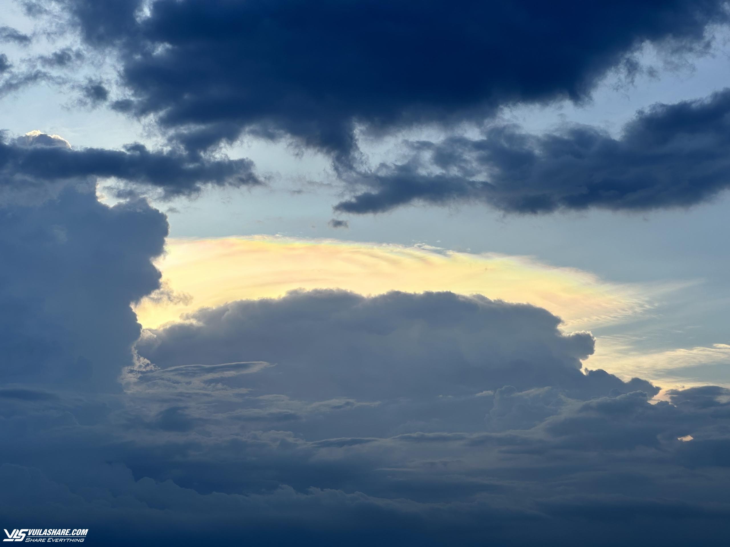 Chiều nay mây ngũ sắc lại xuất hiện ở TP.HCM, nhiều người thích thú chụp ảnh- Ảnh 6.