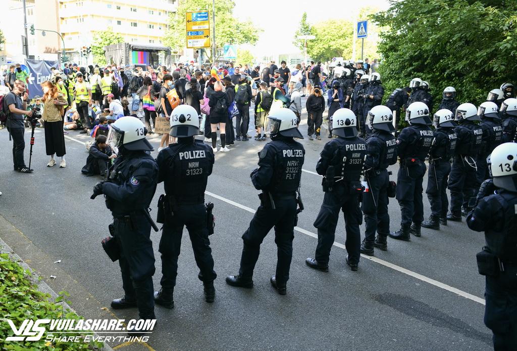 Cảnh sát Đức đụng độ người biểu tình ở đại hội đảng cực hữu- Ảnh 1.
