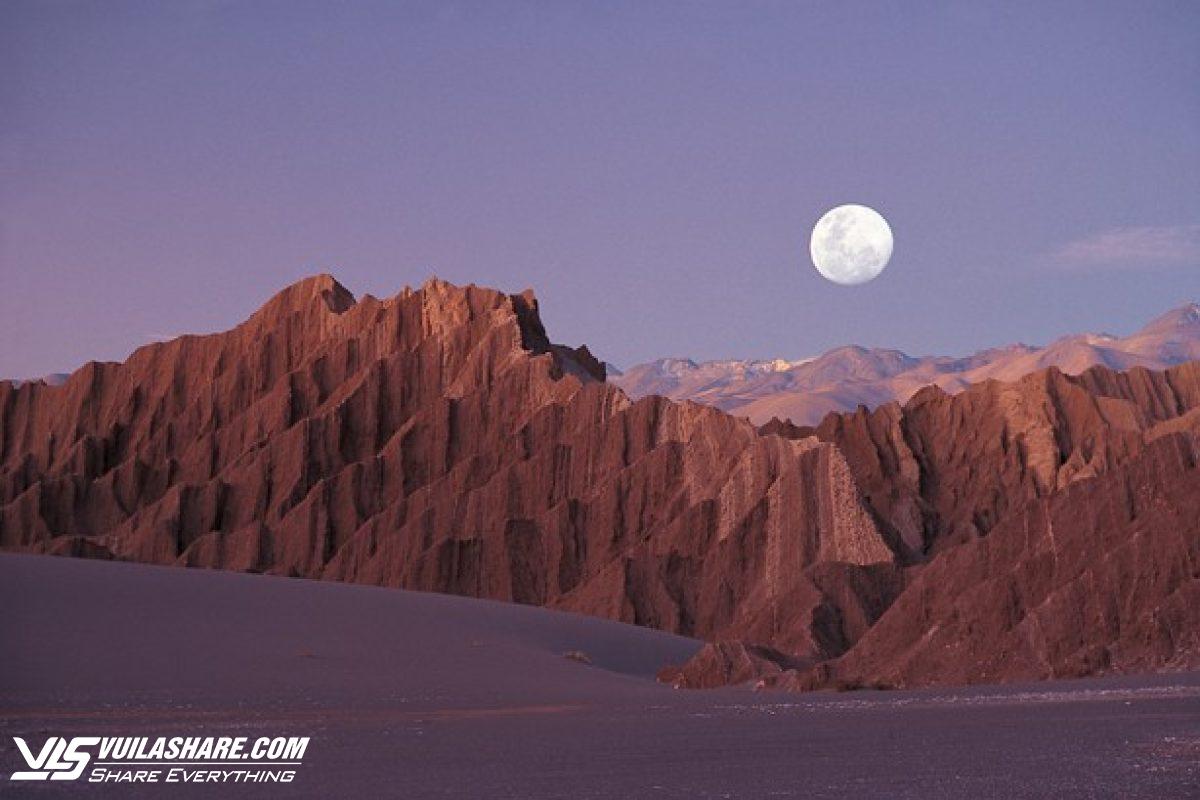 Tới Chile thăm thung lũng Mặt Trăng, khám phá đảo Phục Sinh, núi lửa Villarrica- Ảnh 1.