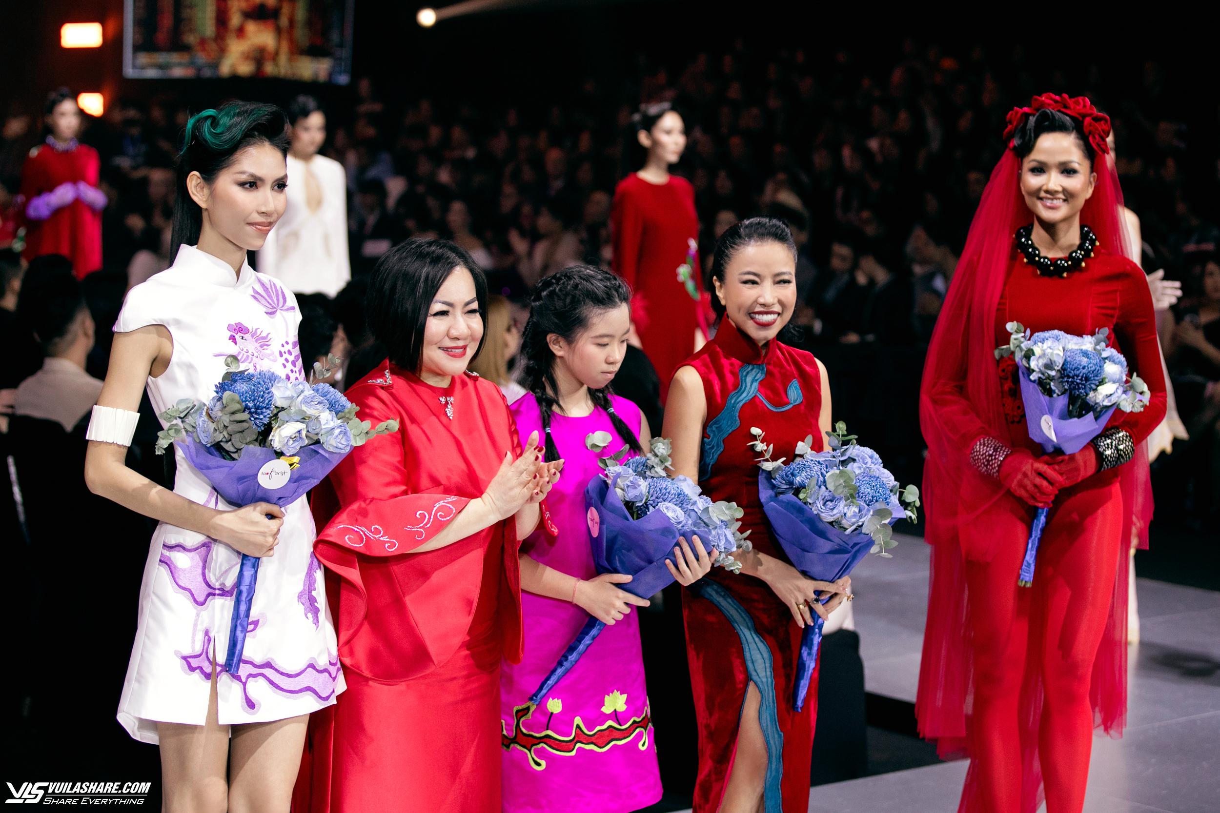 Vũ Việt Hà có show diễn ấn tượng nhất tuần lễ thời trang- Ảnh 19.
