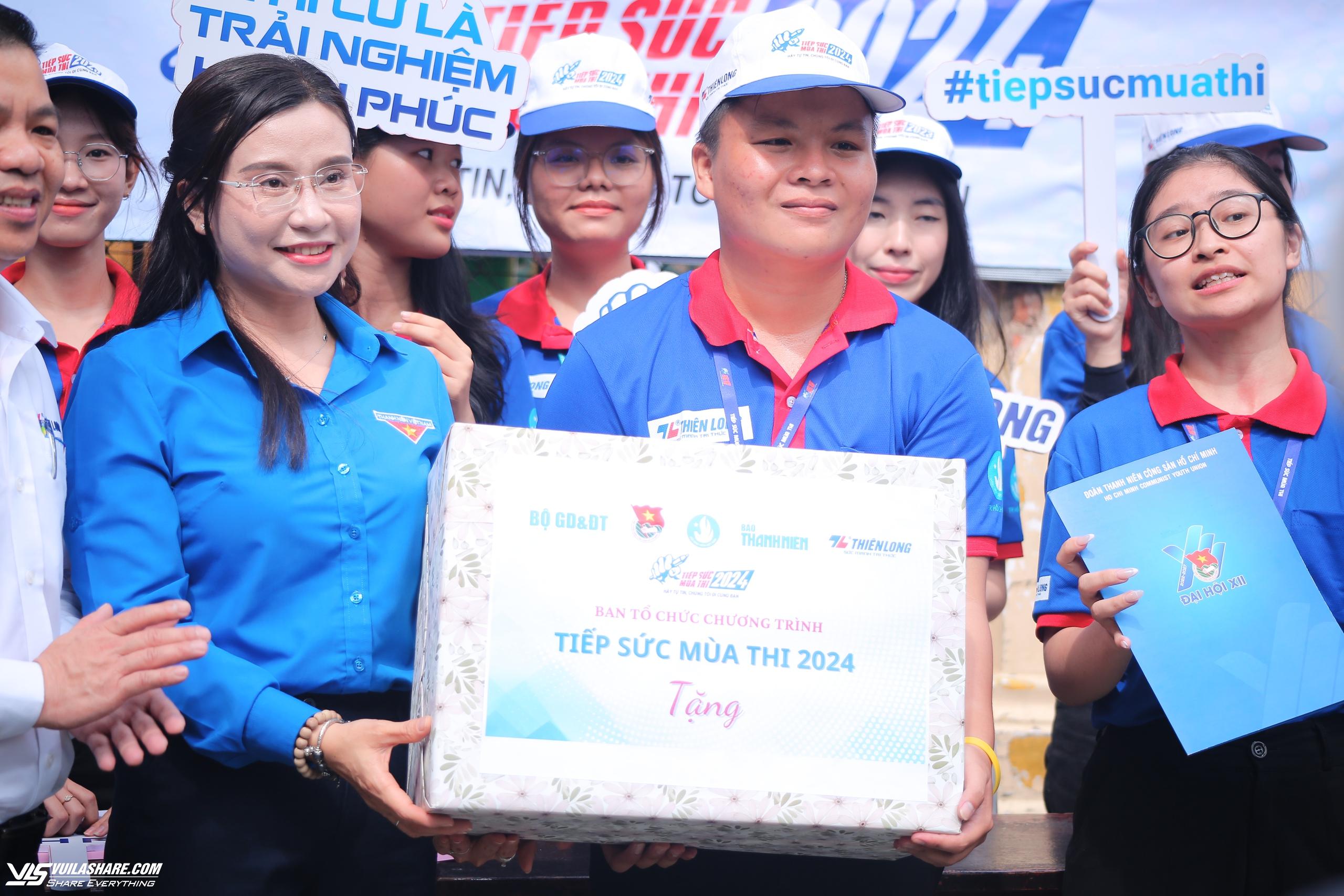 Bí thư T.Ư Đoàn Nguyễn Phạm Duy Trang thăm tình nguyện viên Tiếp sức mùa thi- Ảnh 3.