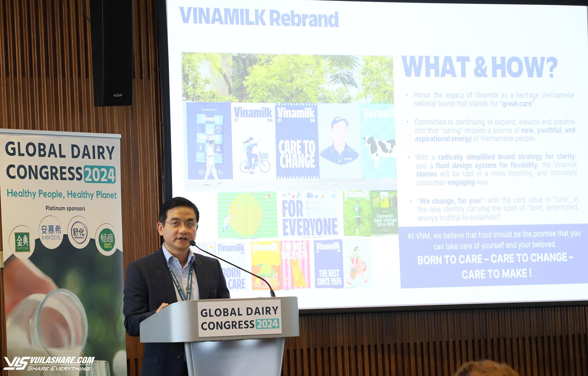 Ông Nguyễn Quang Trí, Giám đốc điều hành Marketing Vinamilk, trình bày bài tham luận về chiến lược đổi mới và phát triển bền vững của Vinamilk, với thông điệp "Để tâm thay đổi"