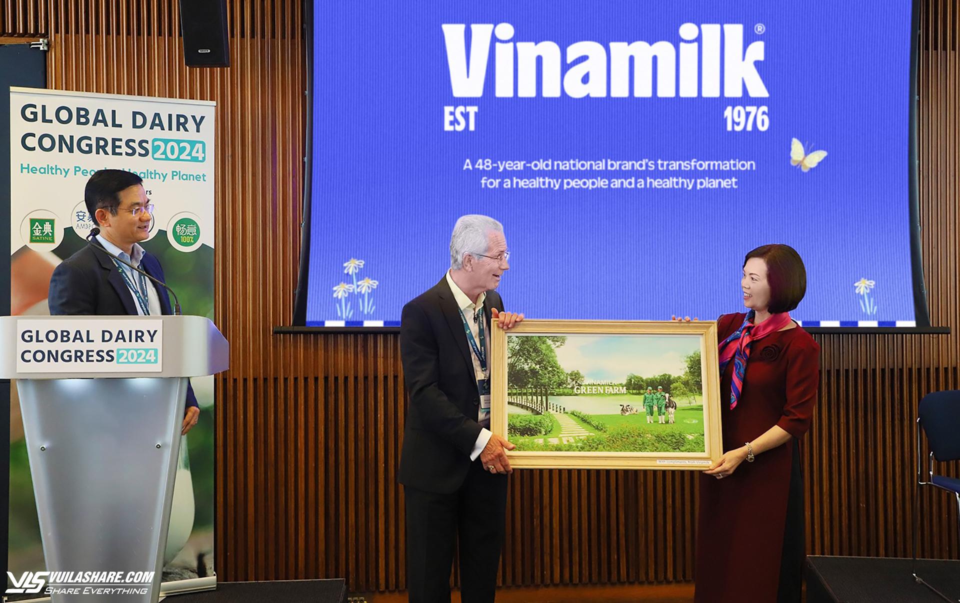 Đại diện Vinamilk trao tặng bức tranh trang trại Green Farm của Vinamilk đến chủ tịch hội nghị sữa toàn cầu - ông Richard Hall (bên trái)