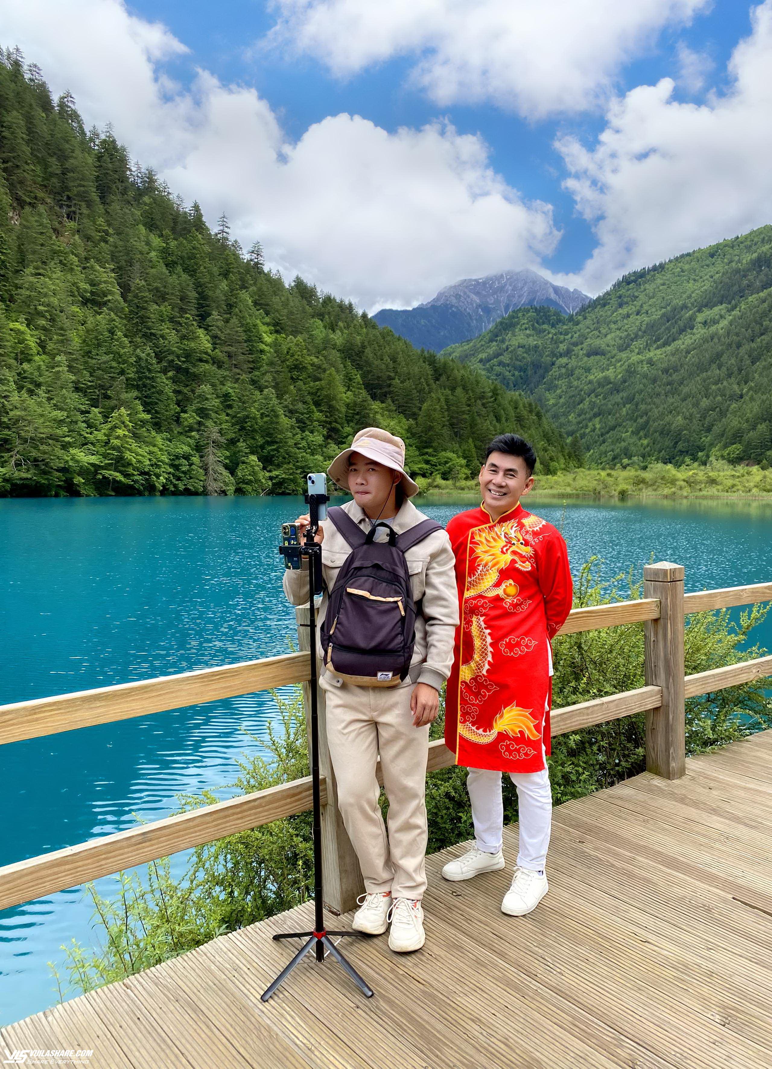 Nam nghệ sĩ Việt mang áo dài đi du lịch qua 65 quốc gia- Ảnh 7.