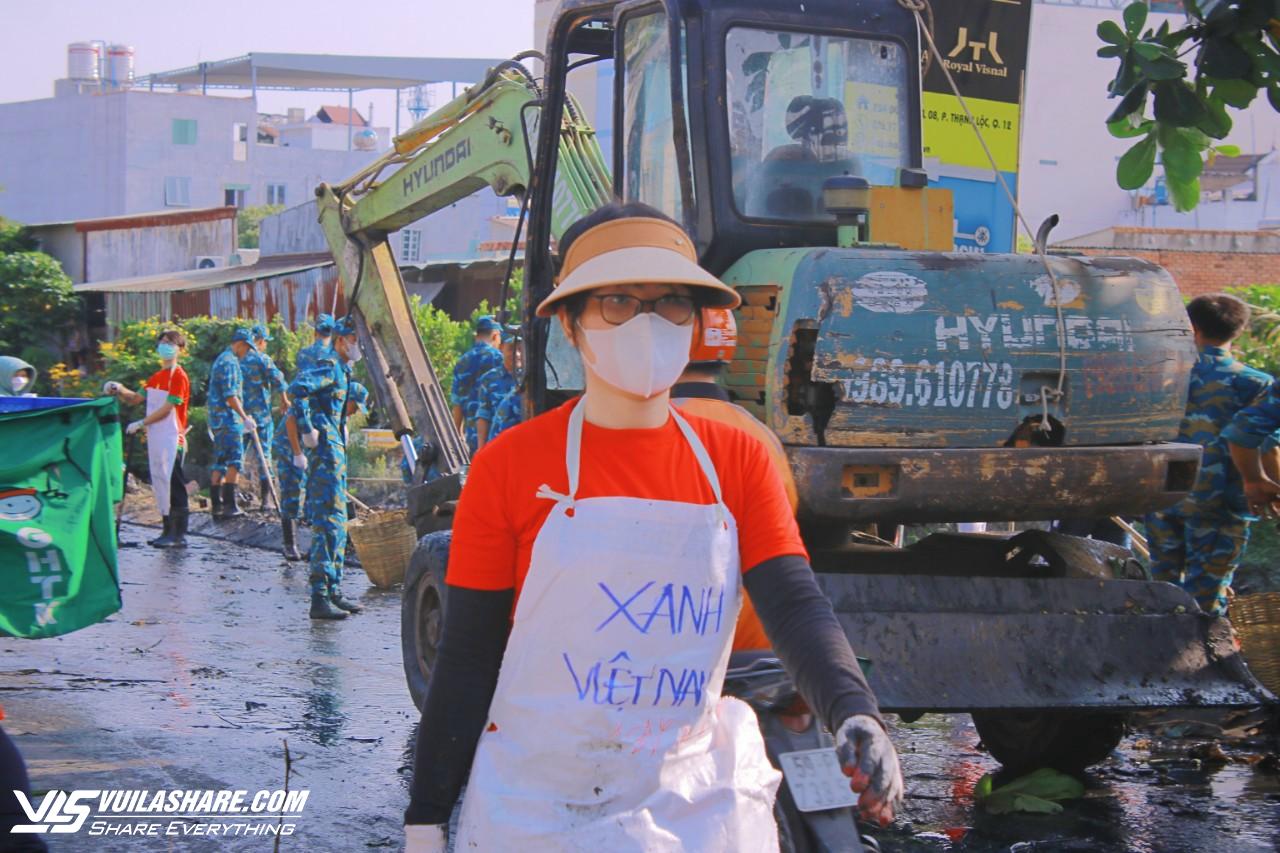 hình ảnh khi tham gia hoạt động dọn rác cùng Xanh Việt Nam