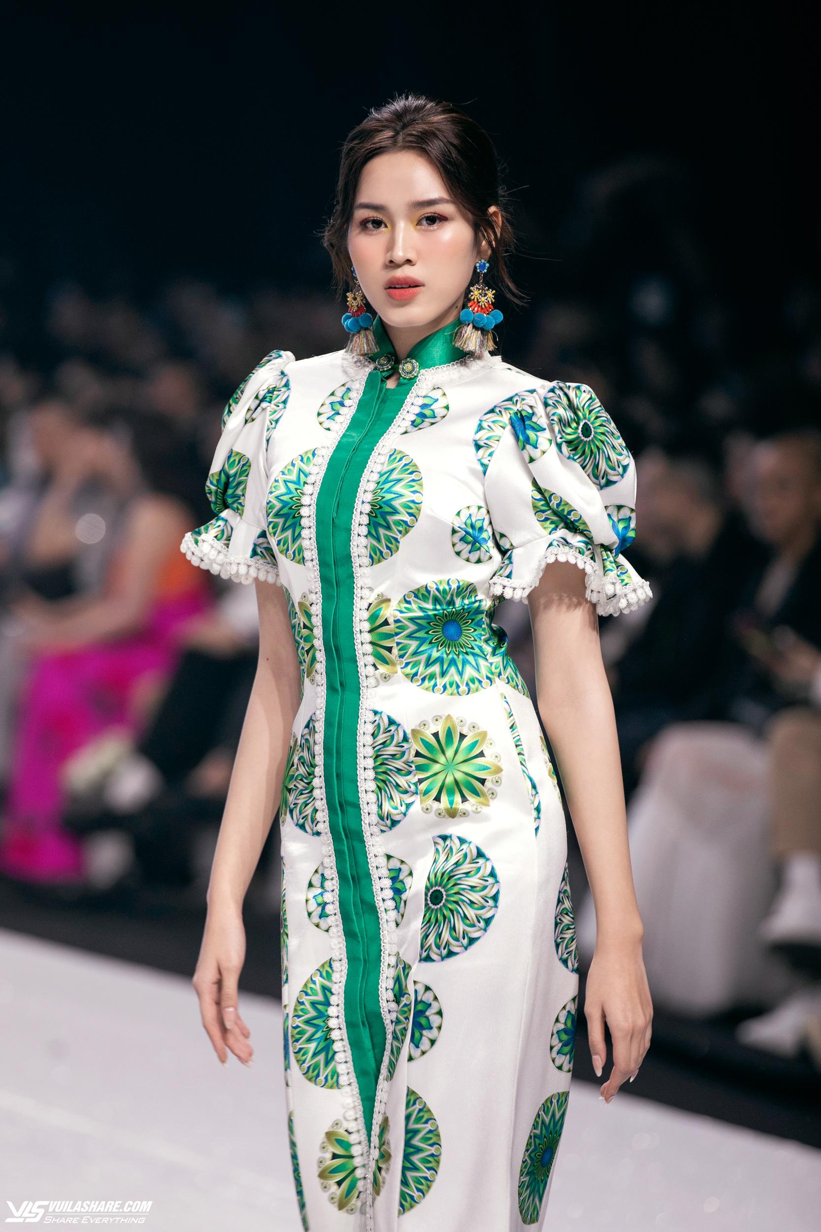 Hoa hậu Thế giới 2019 diện áo dài, hát 'Hello Vietnam'- Ảnh 1.