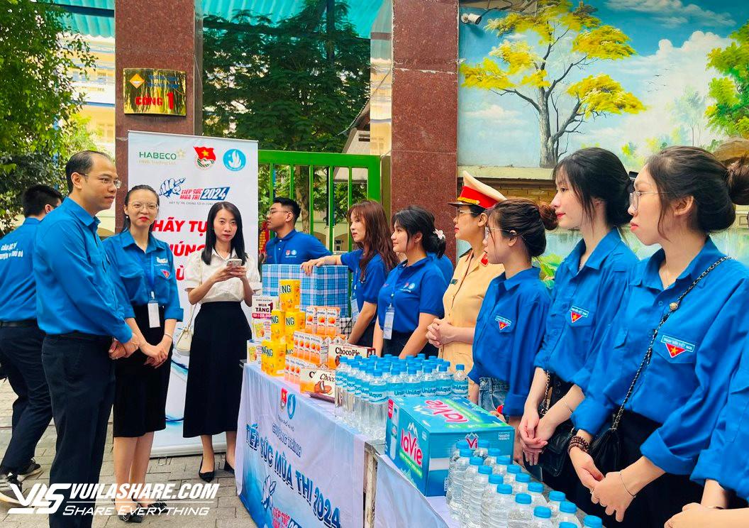 Thành đoàn Hà Nội thăm, tặng quà tình nguyện viên Tiếp sức mùa thi 2024- Ảnh 2.