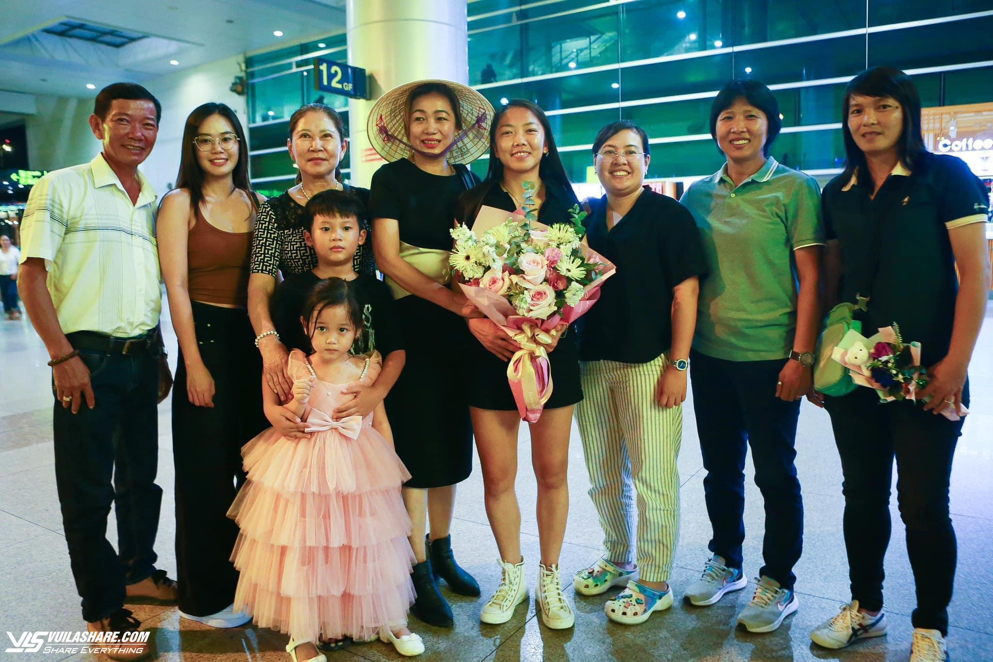 Huỳnh Như bên gia đình sau 9 tháng xa cách