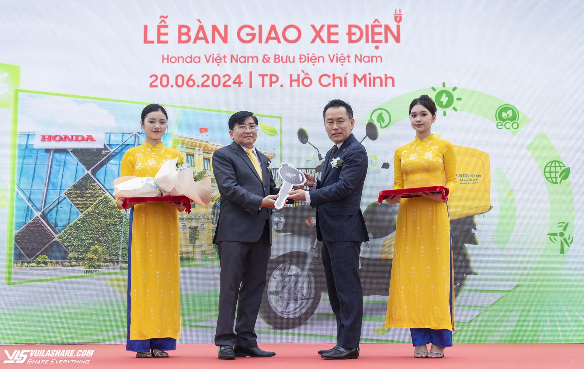 HVN và Vietnam Post bàn giao 130 xe điện giao hàng