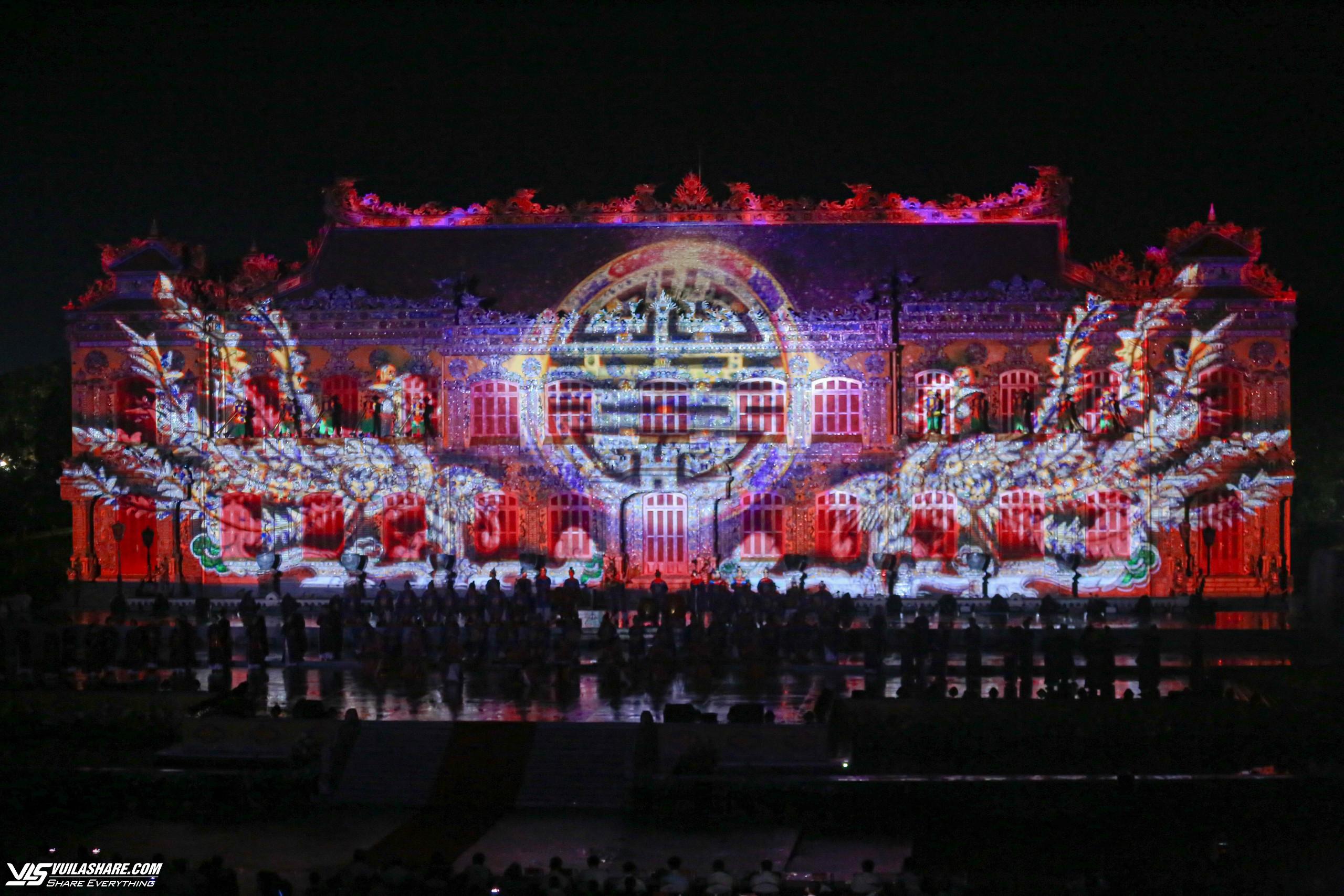 Điện Kiến Trung bừng sáng đêm khai mạc tuần lễ Festival nghệ thuật quốc tế Huế 2024- Ảnh 3.
