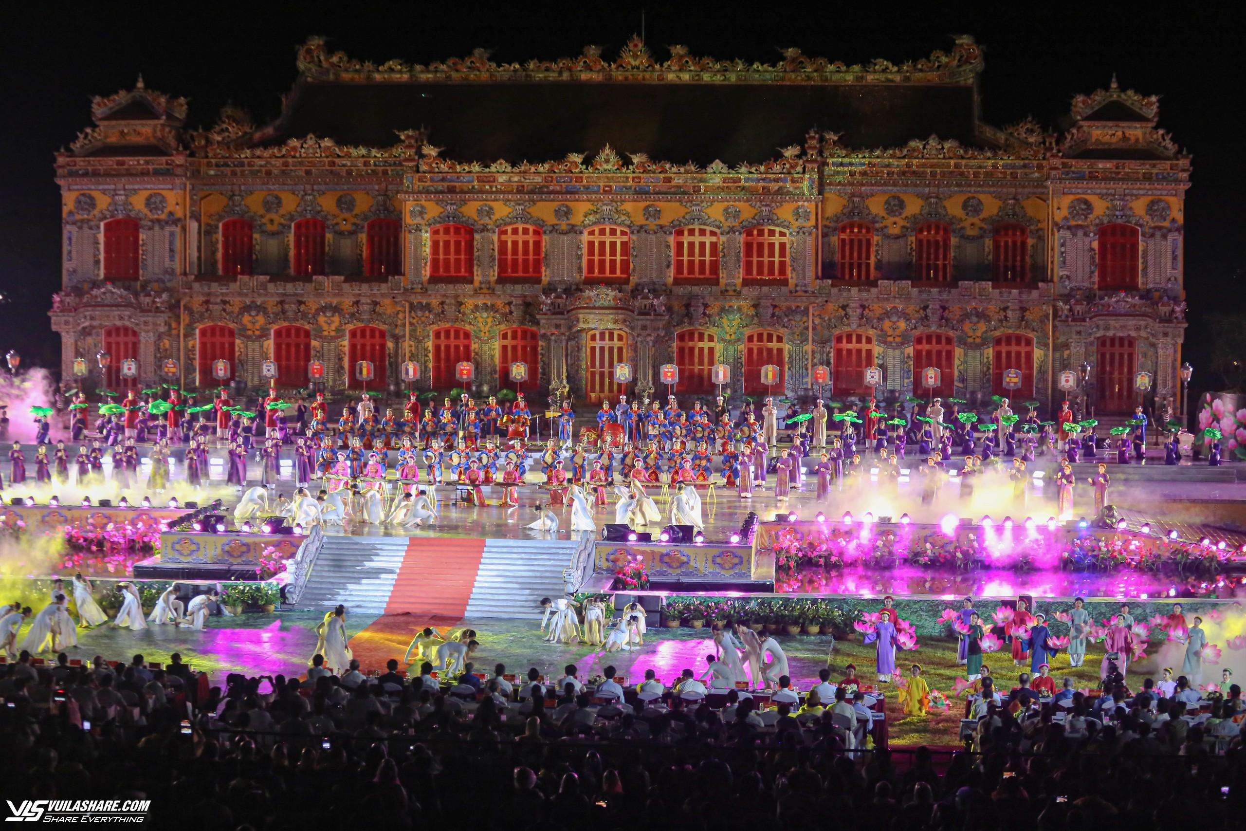 Điện Kiến Trung bừng sáng đêm khai mạc tuần lễ Festival nghệ thuật quốc tế Huế 2024- Ảnh 1.