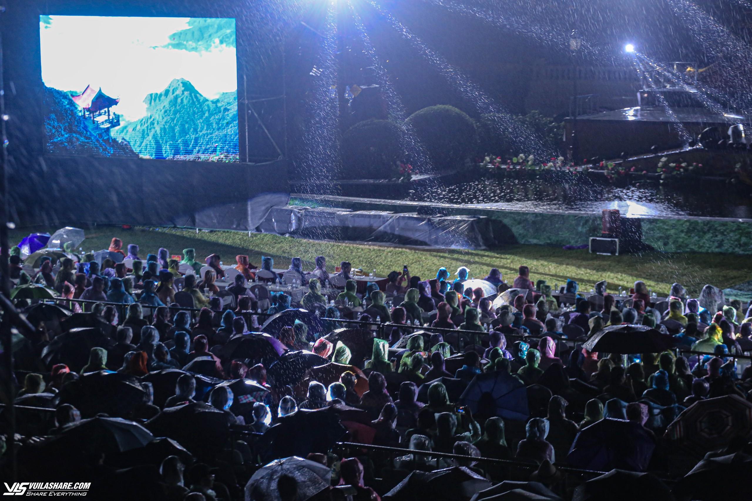 Khán giả và nghệ sĩ đội mưa, đắm chìm trong đêm nhạc Trịnh Công Sơn tại điện Kiến Trung- Ảnh 2.