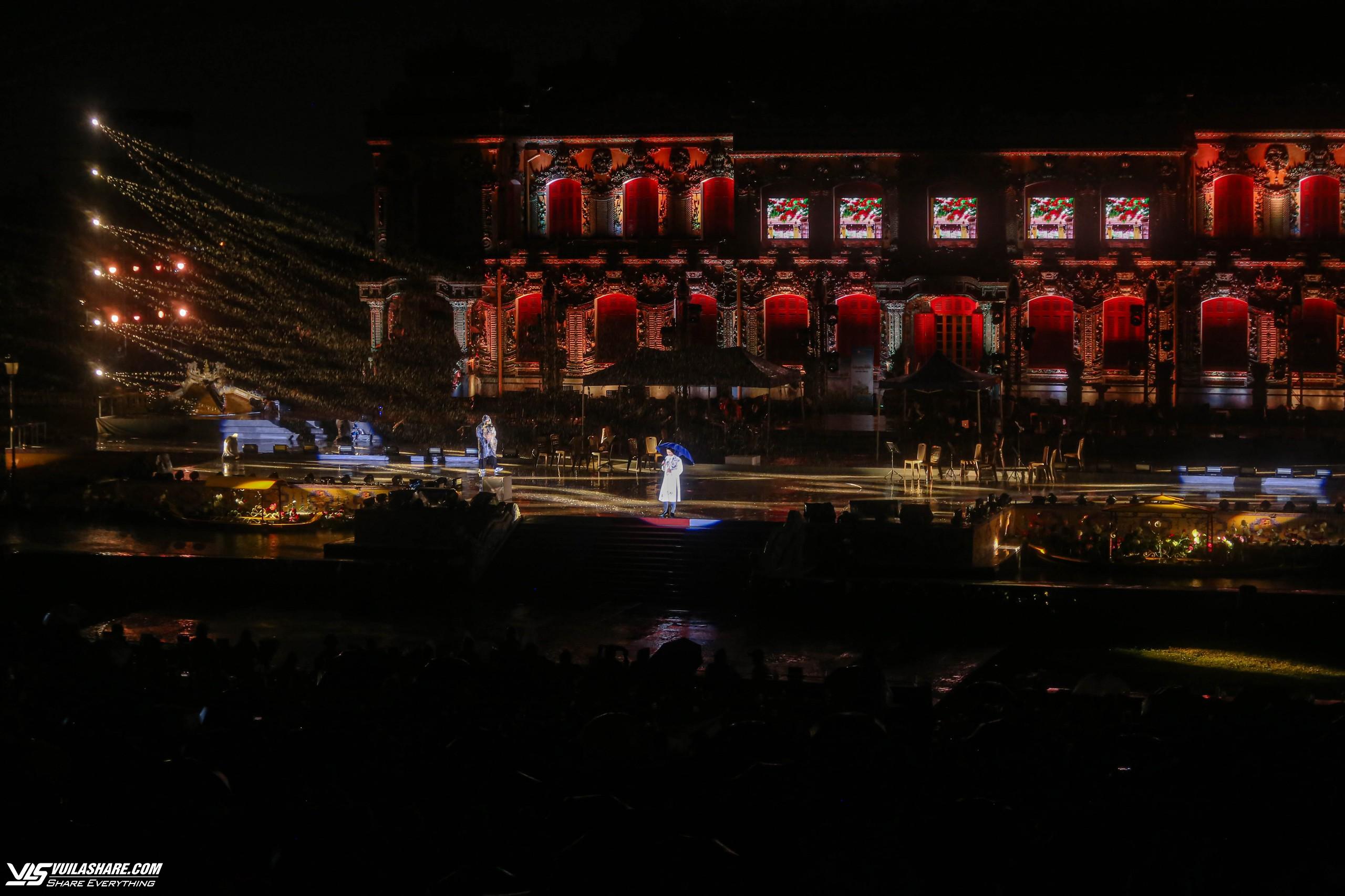 Khán giả và nghệ sĩ đội mưa, đắm chìm trong đêm nhạc Trịnh Công Sơn tại điện Kiến Trung- Ảnh 4.