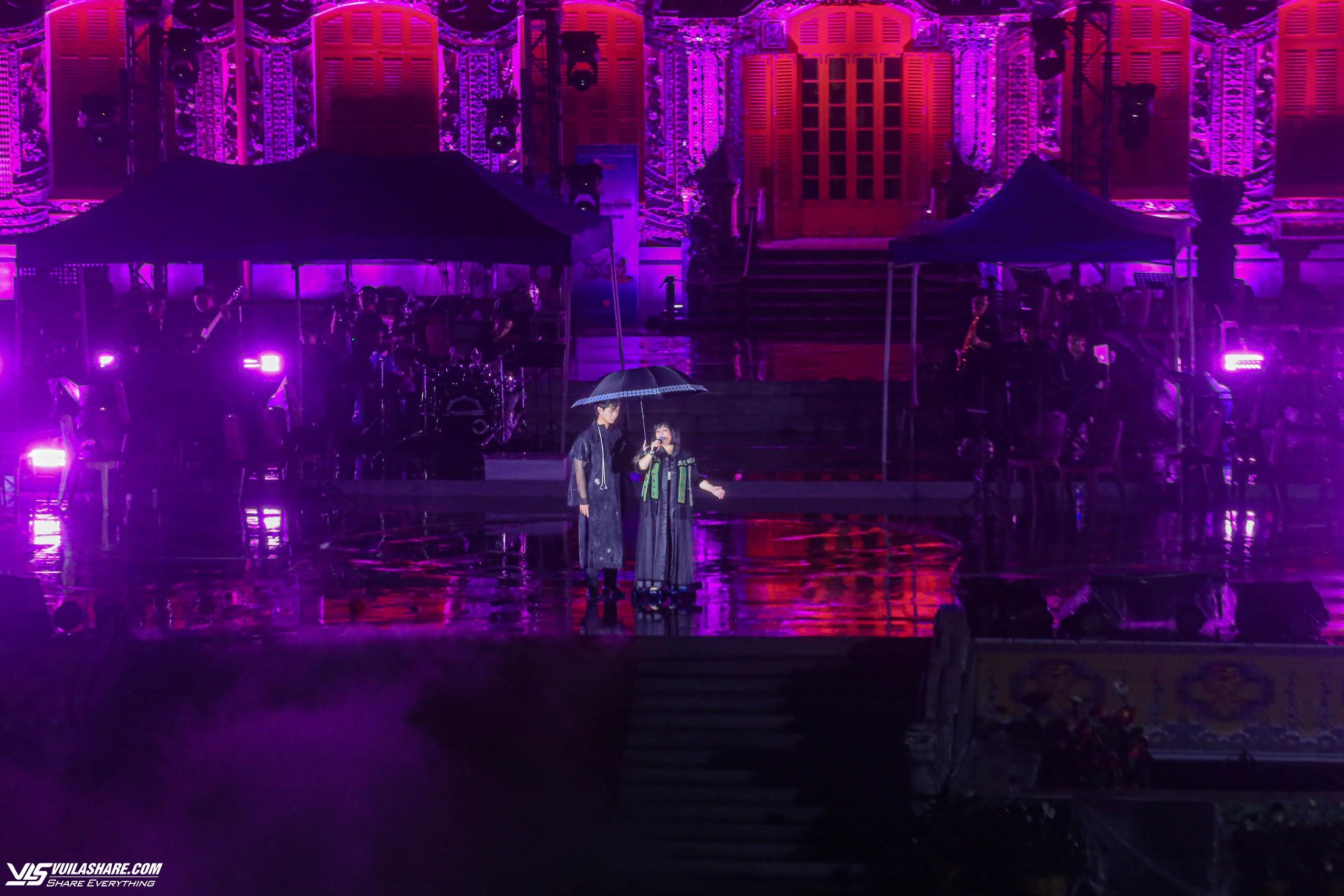 Khán giả và nghệ sĩ đội mưa, đắm chìm trong đêm nhạc Trịnh Công Sơn tại điện Kiến Trung- Ảnh 5.