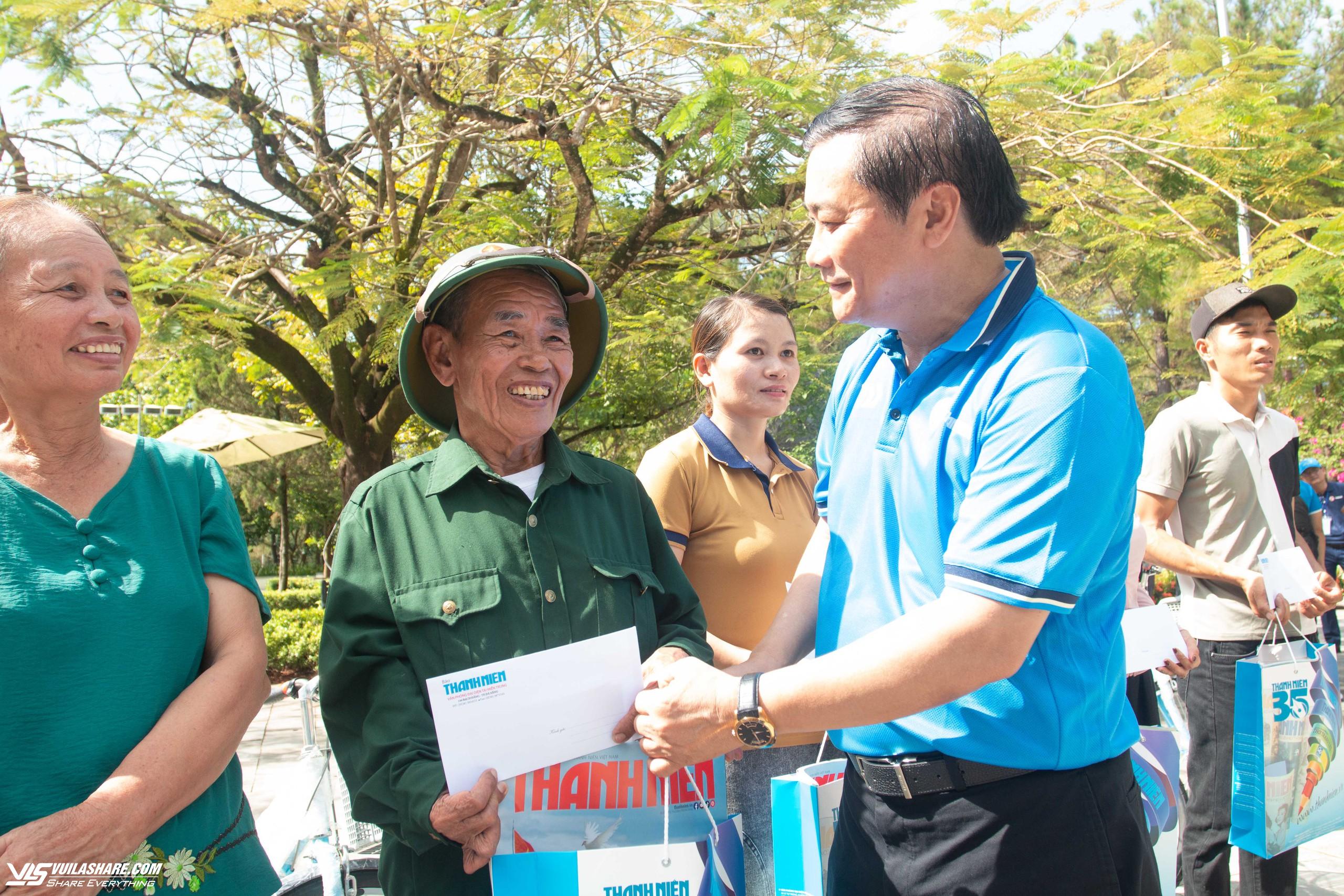 Đạp xe Vì hòa bình: Giây phút thiêng liêng ở Nghĩa trang liệt sĩ Trường Sơn- Ảnh 12.