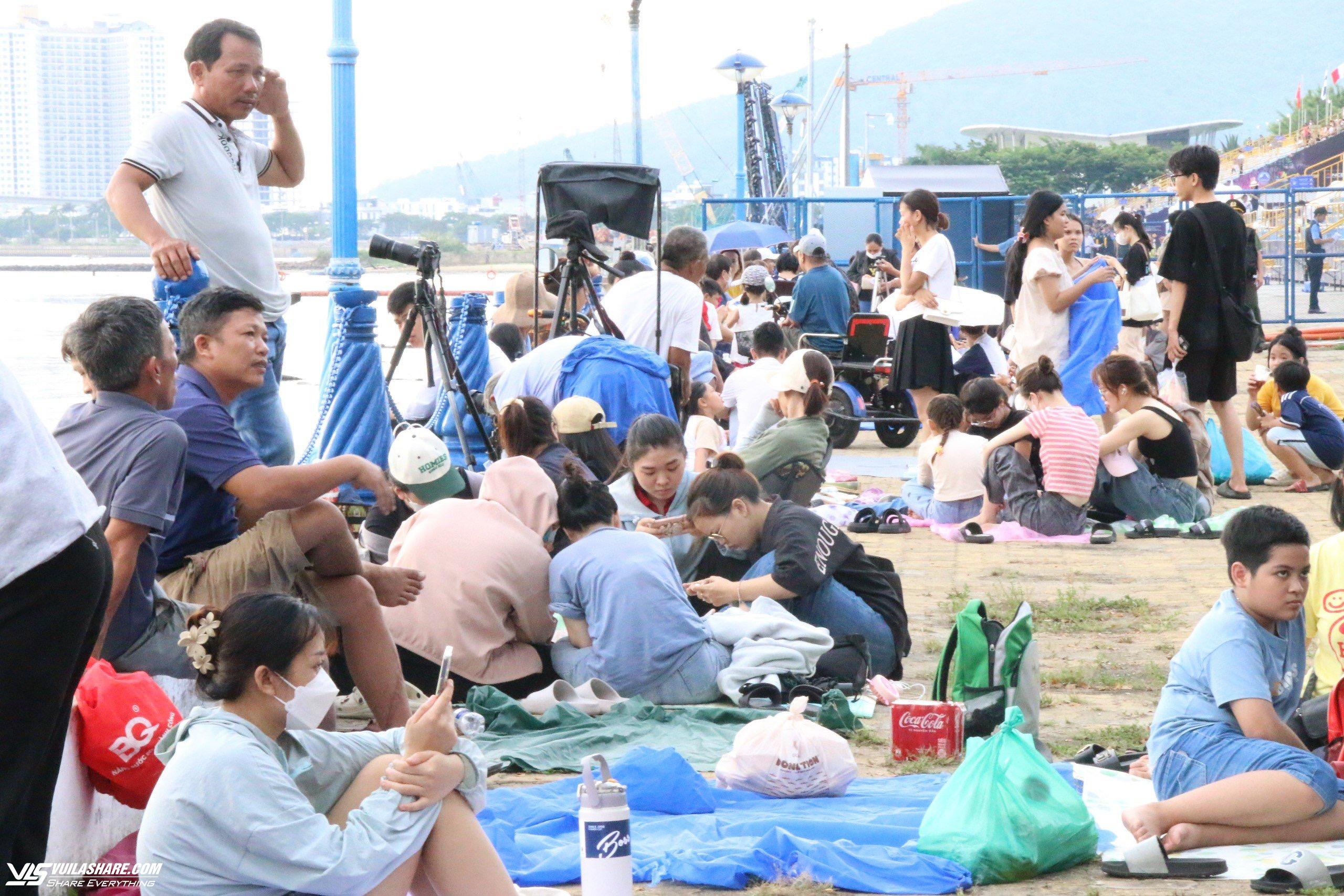 Người dân, du khách lót bạt dọc bờ sông Hàn 'xí chỗ' xem pháo hoa Đà Nẵng- Ảnh 3.