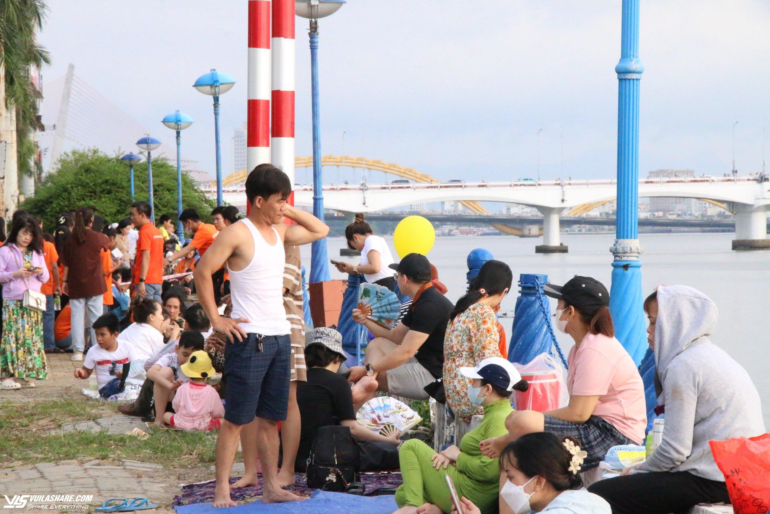 Người dân, du khách lót bạt dọc bờ sông Hàn 'xí chỗ' xem pháo hoa Đà Nẵng- Ảnh 2.