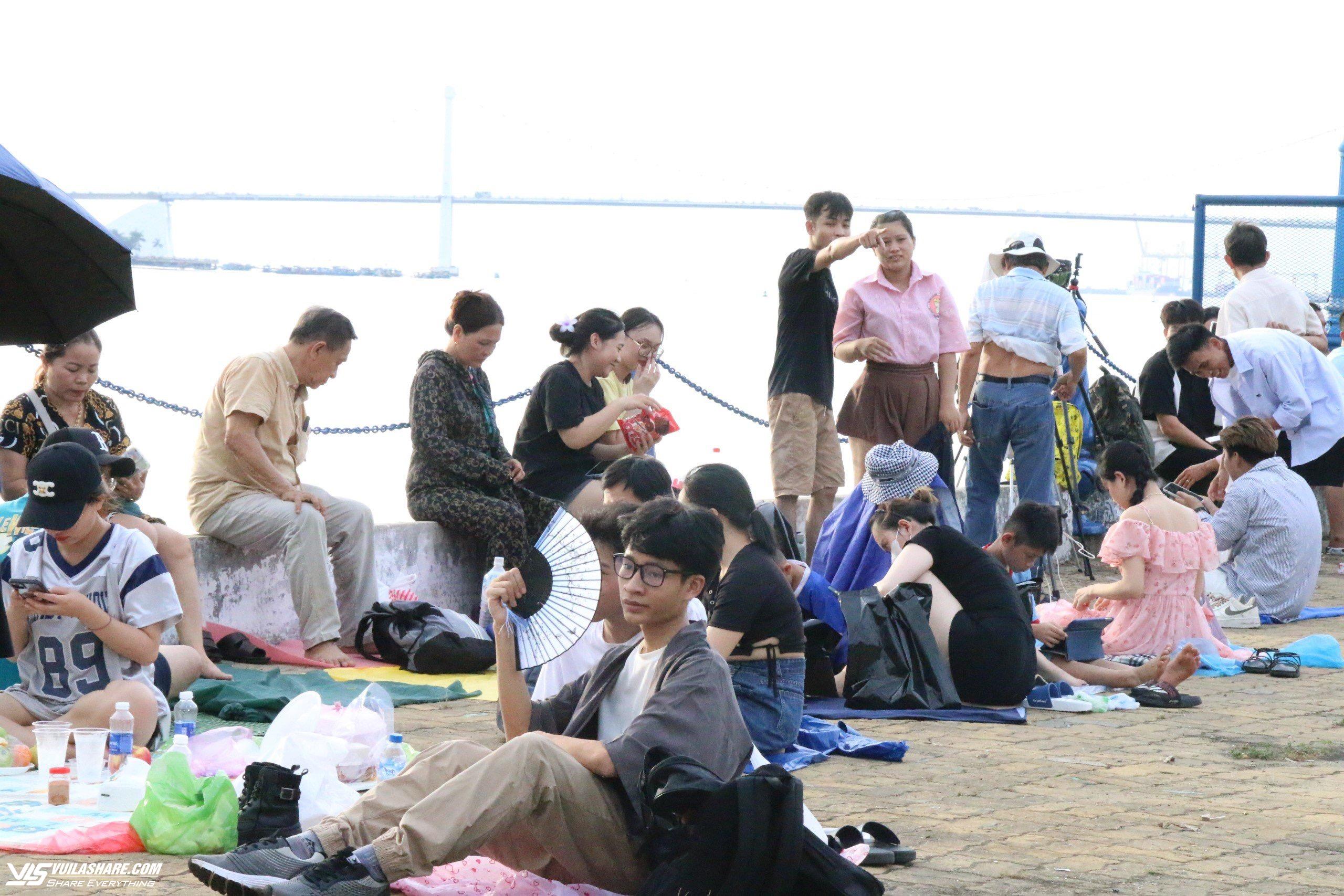 Người dân, du khách lót bạt dọc bờ sông Hàn 'xí chỗ' xem pháo hoa Đà Nẵng- Ảnh 1.