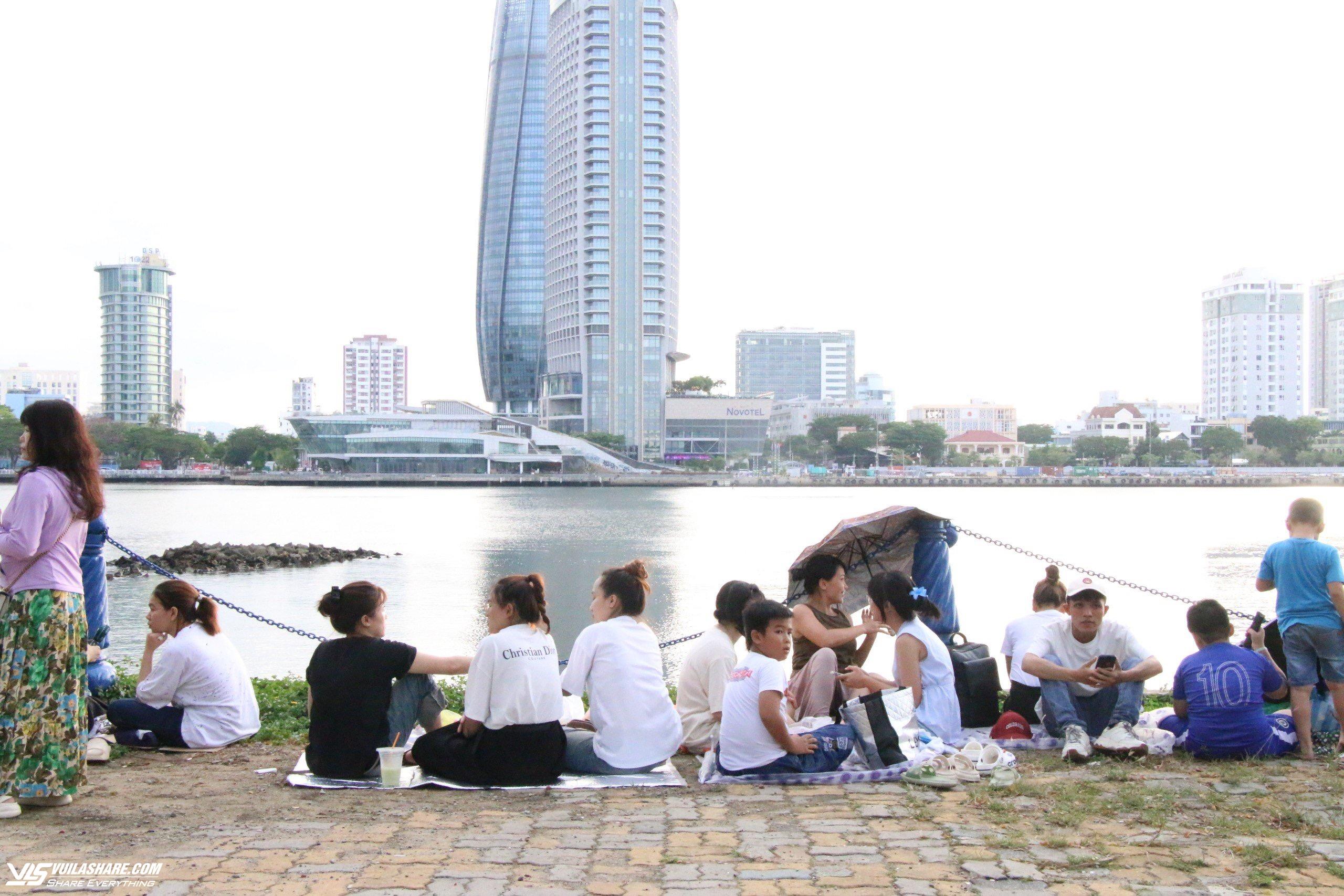 Người dân, du khách lót bạt dọc bờ sông Hàn 'xí chỗ' xem pháo hoa Đà Nẵng- Ảnh 5.