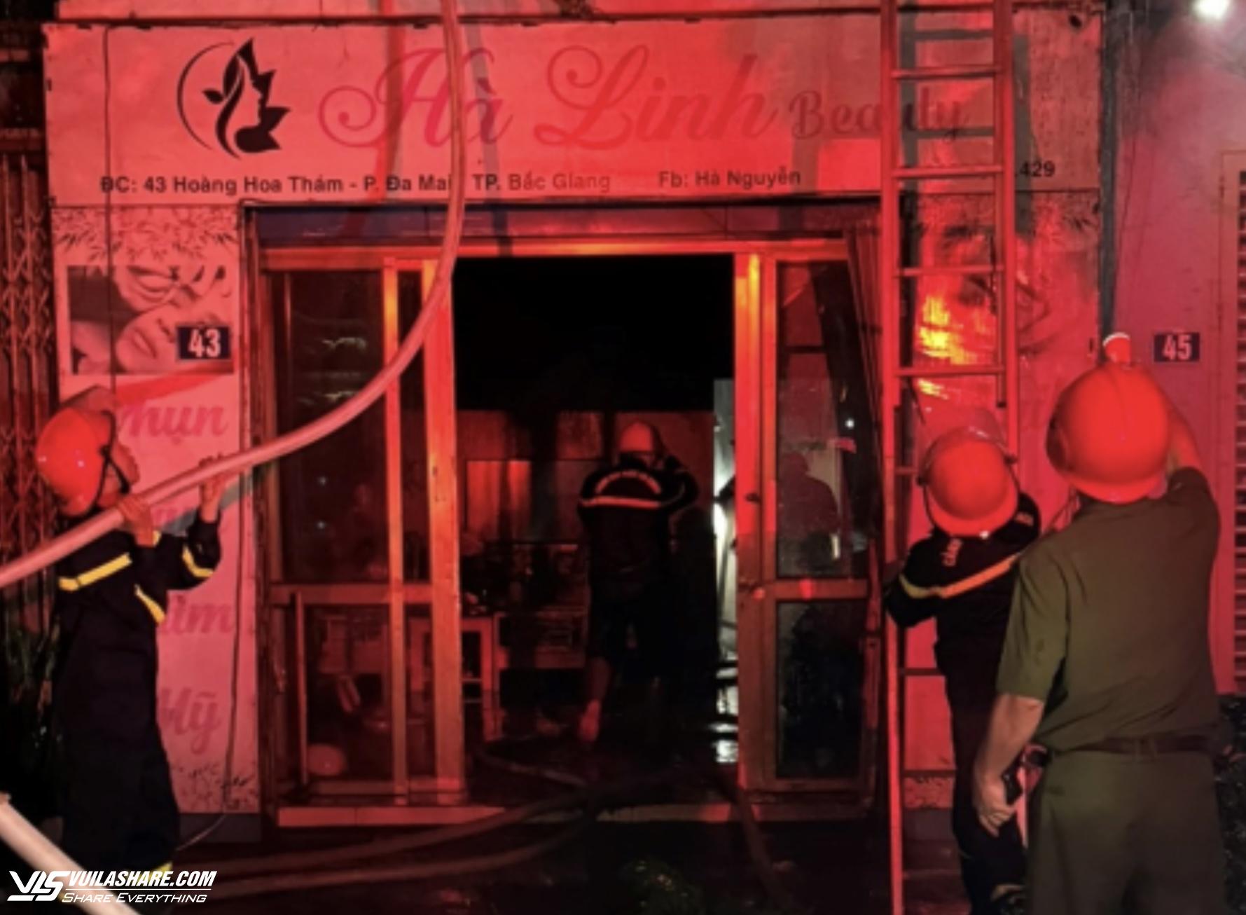 Bắc Giang: Cháy nhà lúc rạng sáng, 3 người tử vong- Ảnh 1.