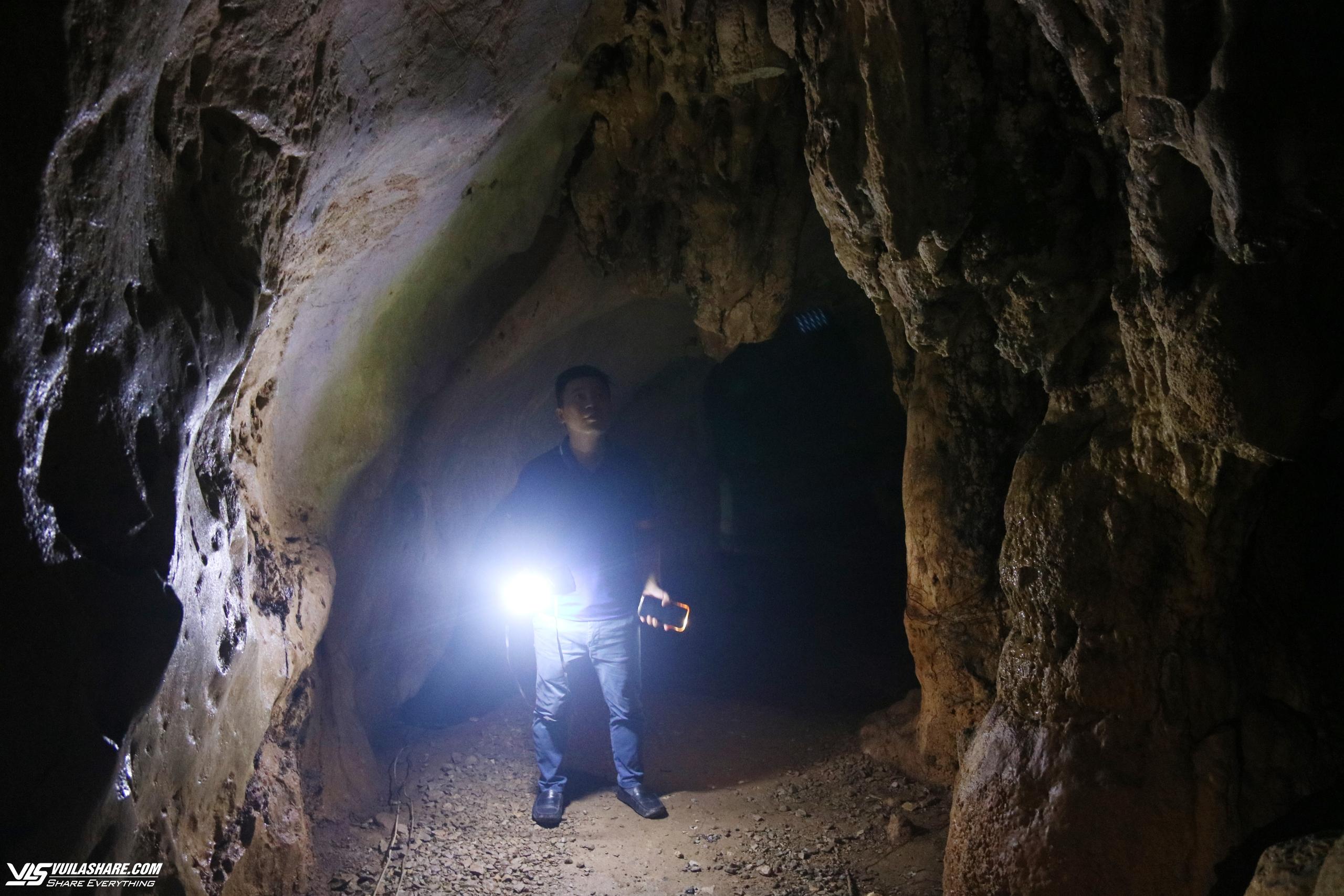 Khám phá hang động kỳ thú nằm giữa rừng ngập mặn biển Cát Bà- Ảnh 13.