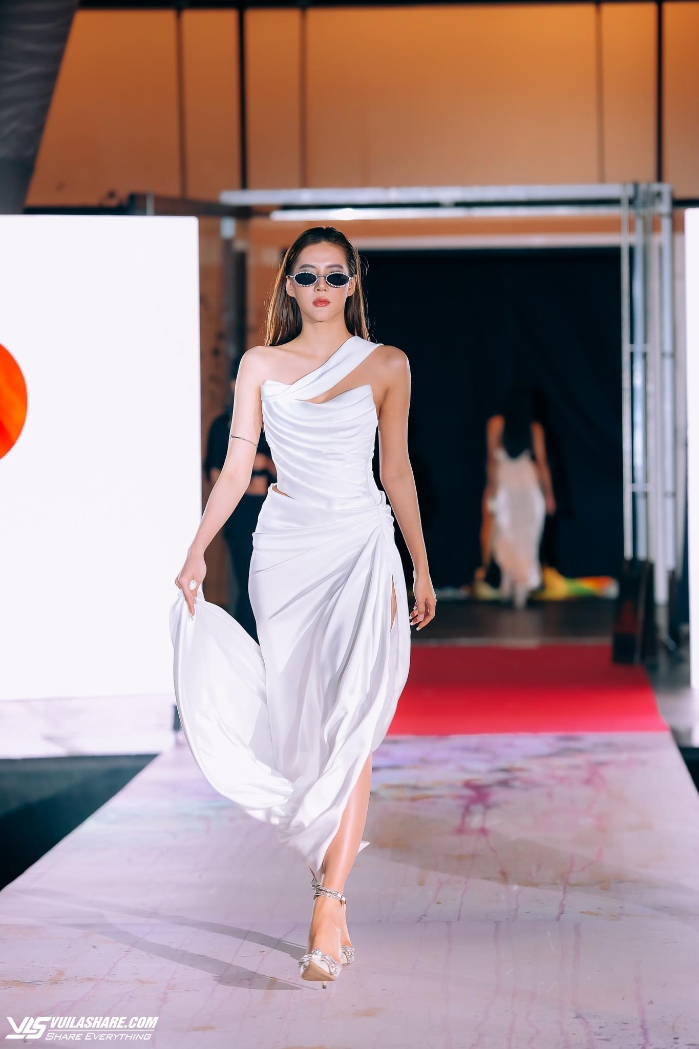 Vedette trong show diễn NTK Việt tại Asean International Fashion Week 2024 là Hoa hậu Hoàn vũ Lào- Ảnh 6.