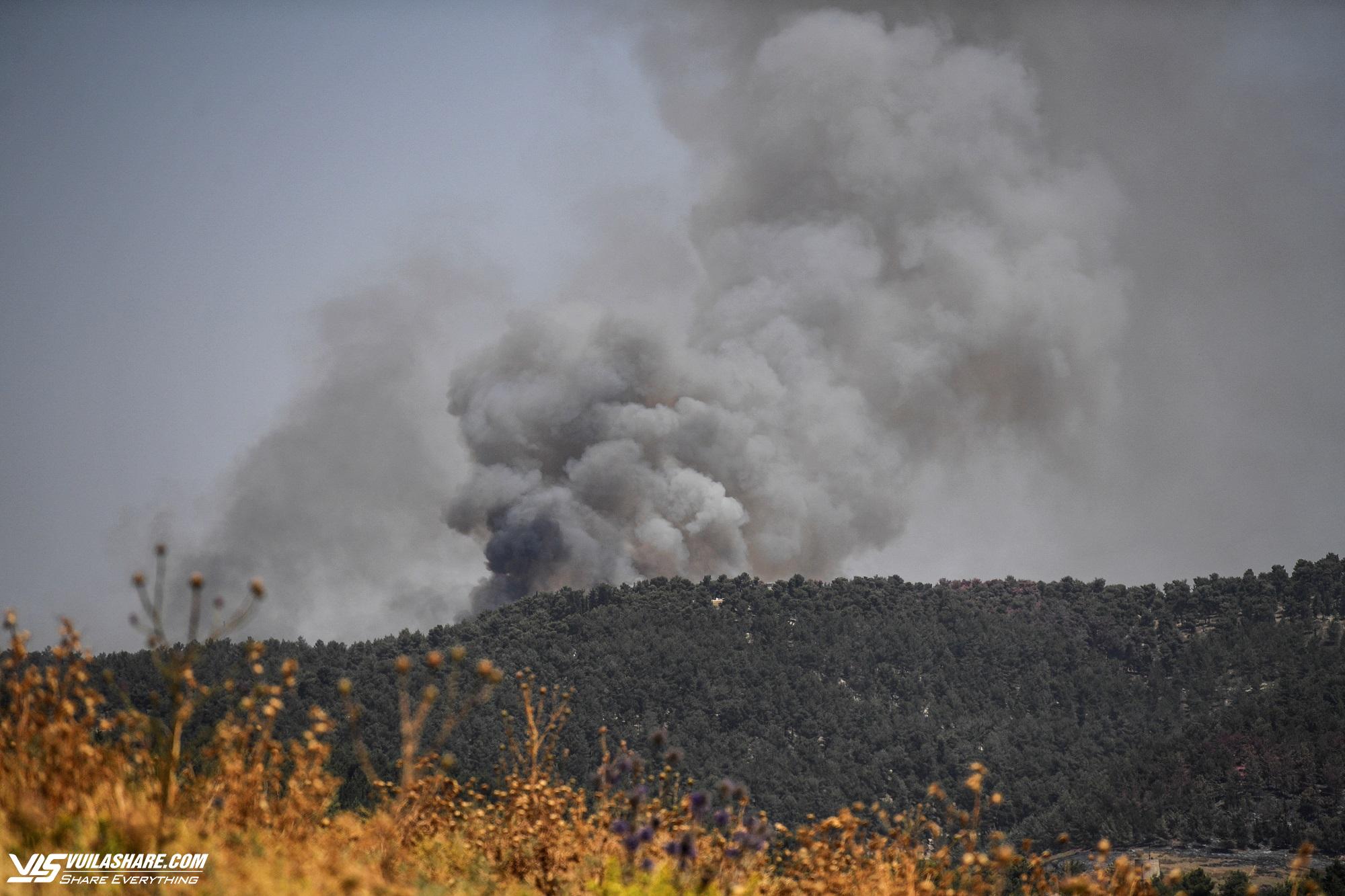 Hezbollah tấn công dồn dập bằng rốc két và UAV, quân đội Israel đối phó- Ảnh 1.
