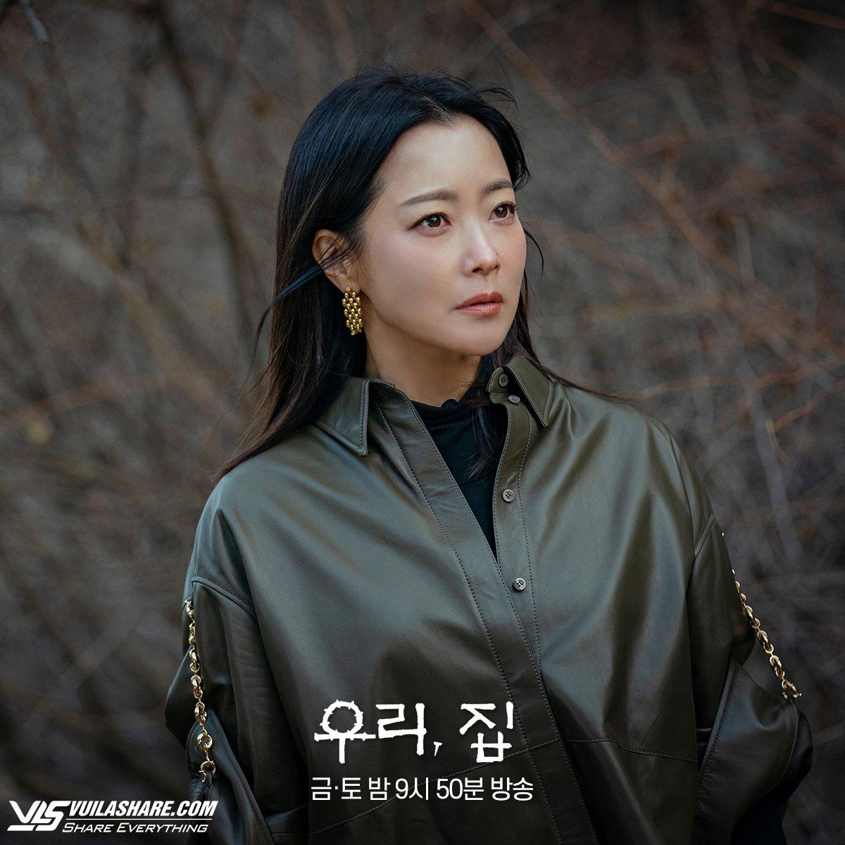 Kim Hee Sun U.50 vẫn đẹp lấn át đàn em kém 20 tuổi trong phim mới- Ảnh 1.