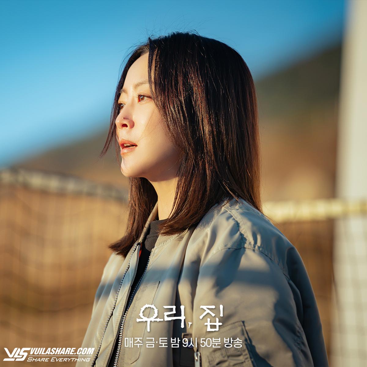 Kim Hee Sun U.50 vẫn đẹp lấn át đàn em kém 20 tuổi trong phim mới- Ảnh 5.