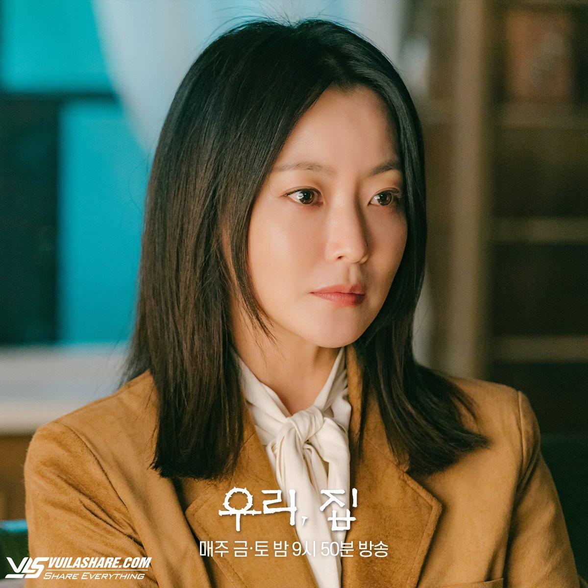 Kim Hee Sun U.50 vẫn đẹp lấn át đàn em kém 20 tuổi trong phim mới- Ảnh 4.
