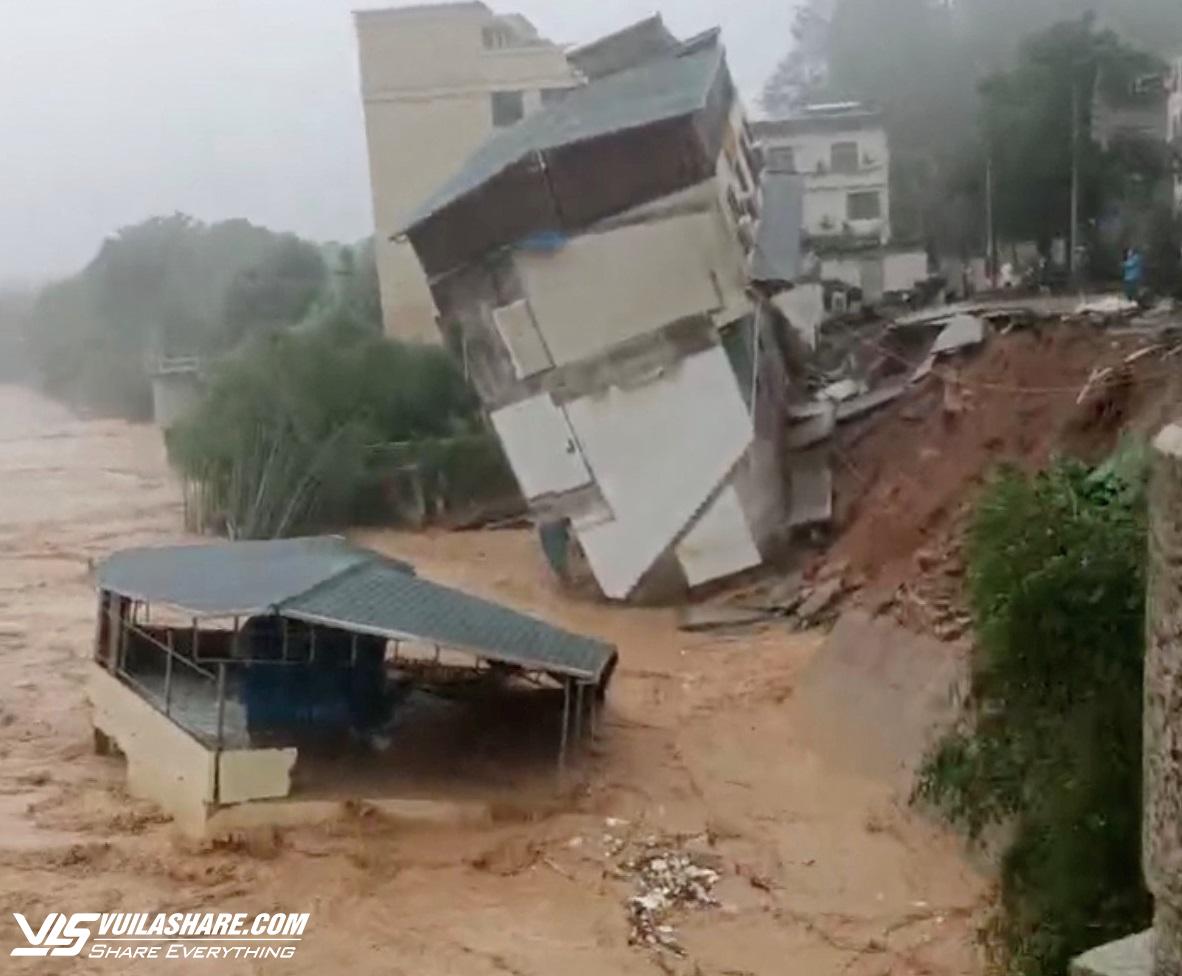 Trung Quốc ra báo động đỏ về mưa bão- Ảnh 1.