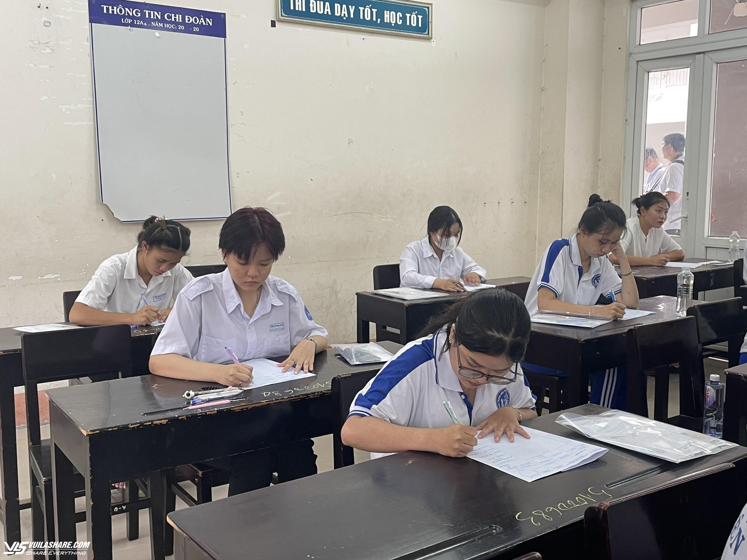 Thi tốt nghiệp THPT 2024: Thí sinh ở An Giang nhập viện khi đang làm bài- Ảnh 1.