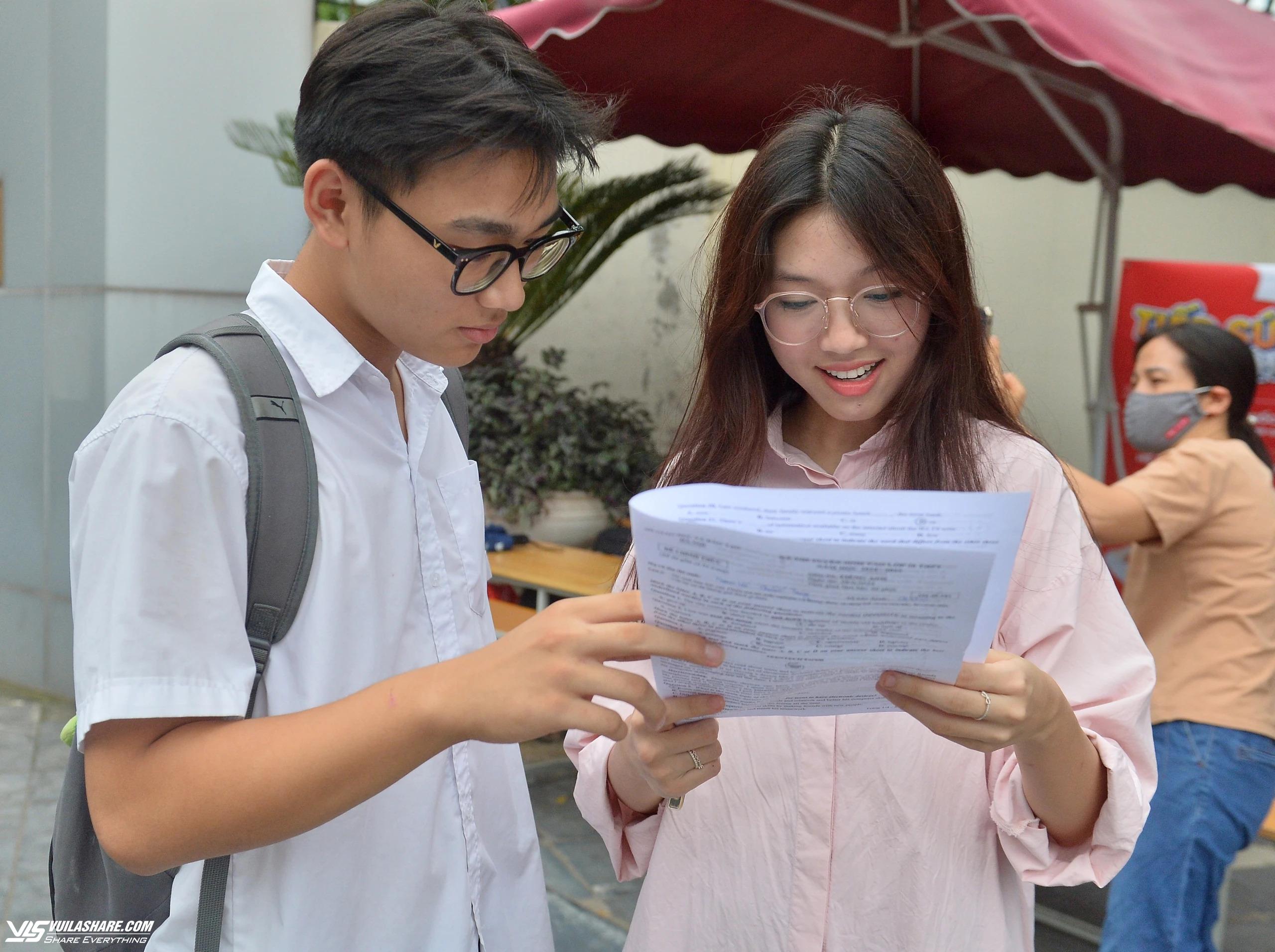 Đề thi vào lớp 10 tại Hà Nội quen thuộc nhưng phân hóa tốt hơn- Ảnh 2.