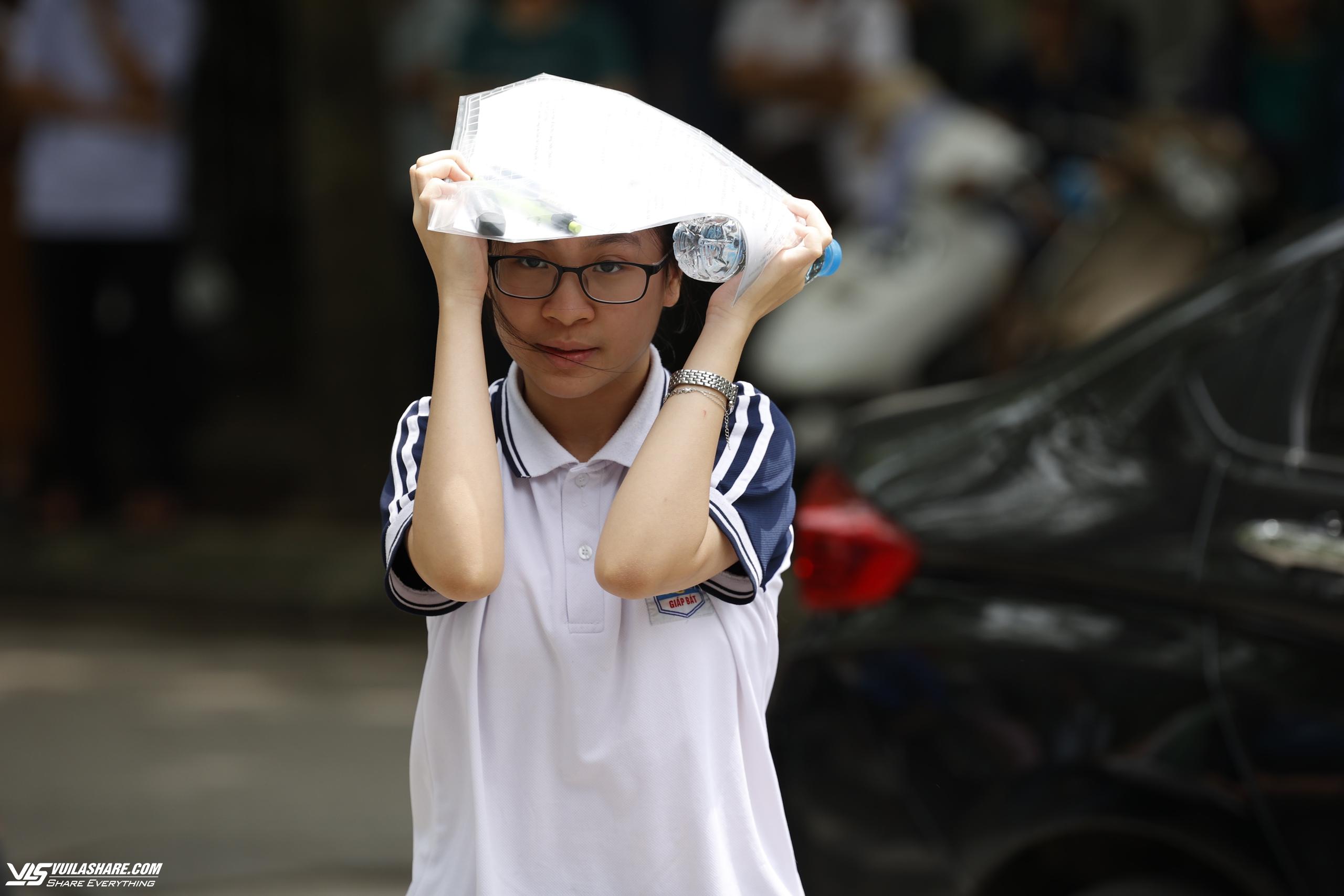 Phụ huynh Hà Nội đội nắng đợi con thi vào lớp 10- Ảnh 7.