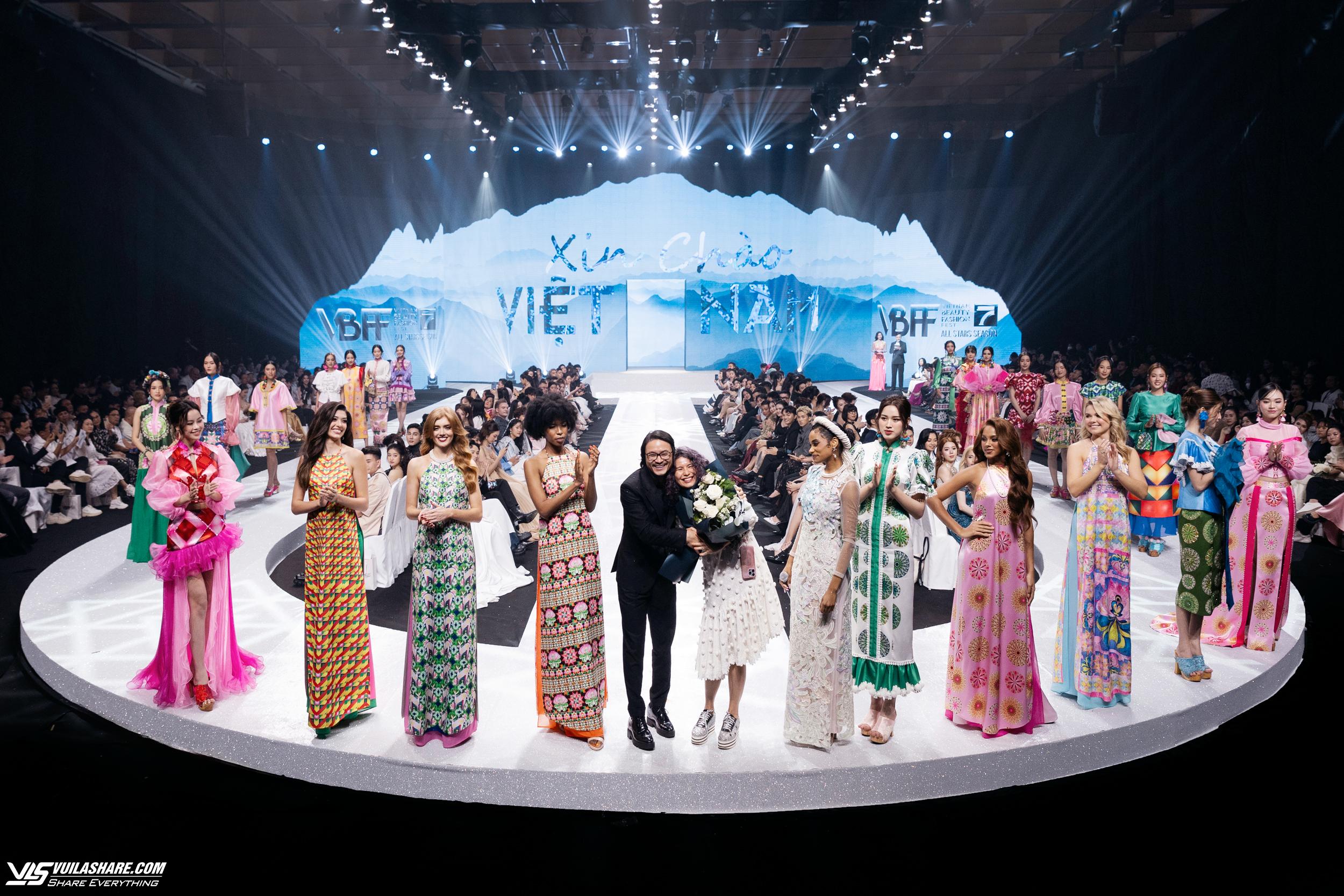 Hoa hậu Thế giới 2019 diện áo dài, hát 'Hello Vietnam'- Ảnh 4.