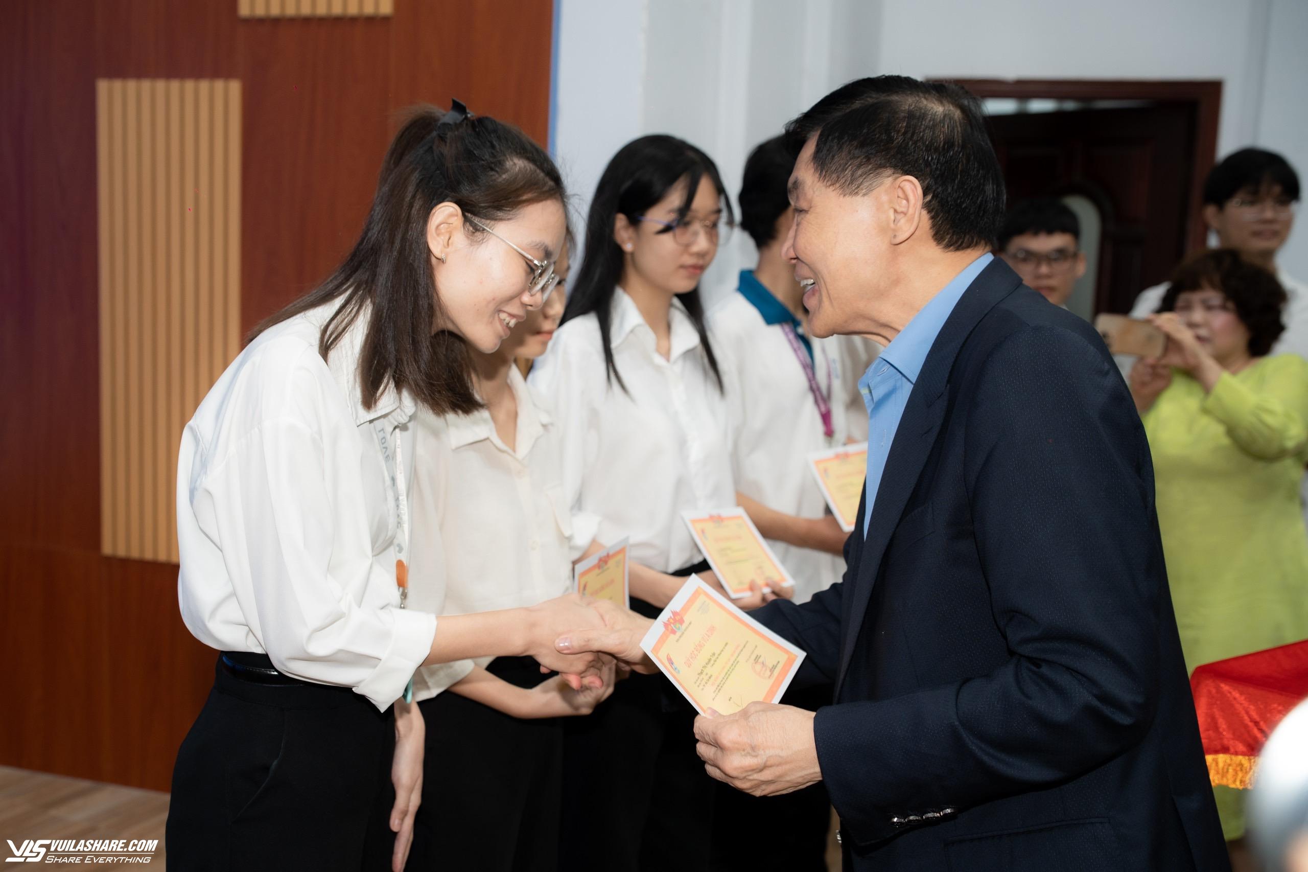 Ông Johnathan Hạnh Nguyễn đã tài trợ cho Quỹ học bổng Vừ A Dính 20 tỉ đồng- Ảnh 1.