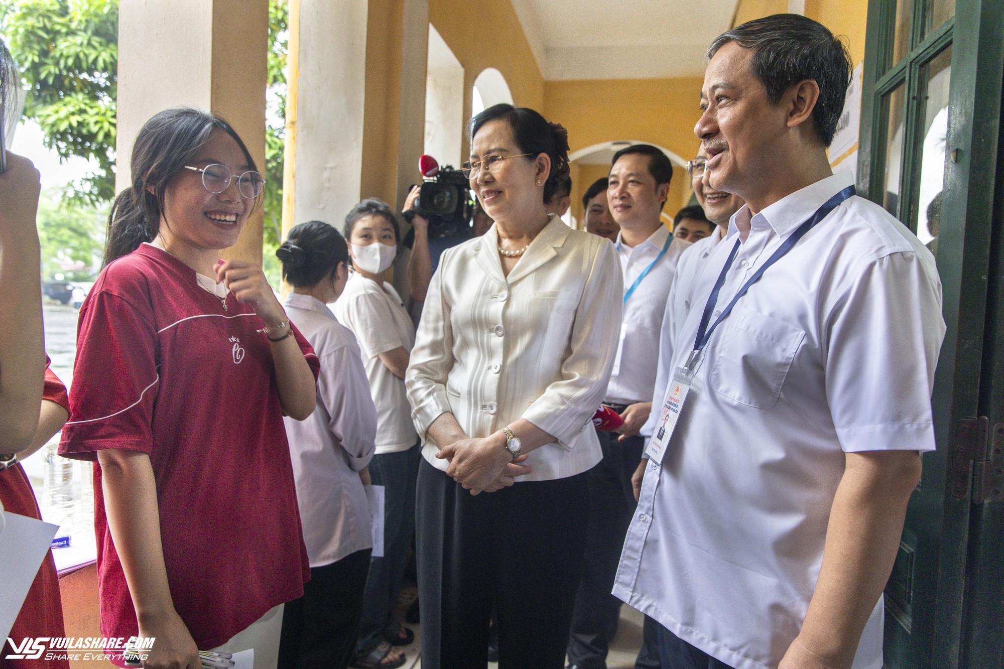 Bộ trưởng Bộ GD-ĐT Nguyễn Kim Sơn hỏi thăm các thí sinh tại điểm thi Trường THPT B Duy Tiên (Hà Nam)