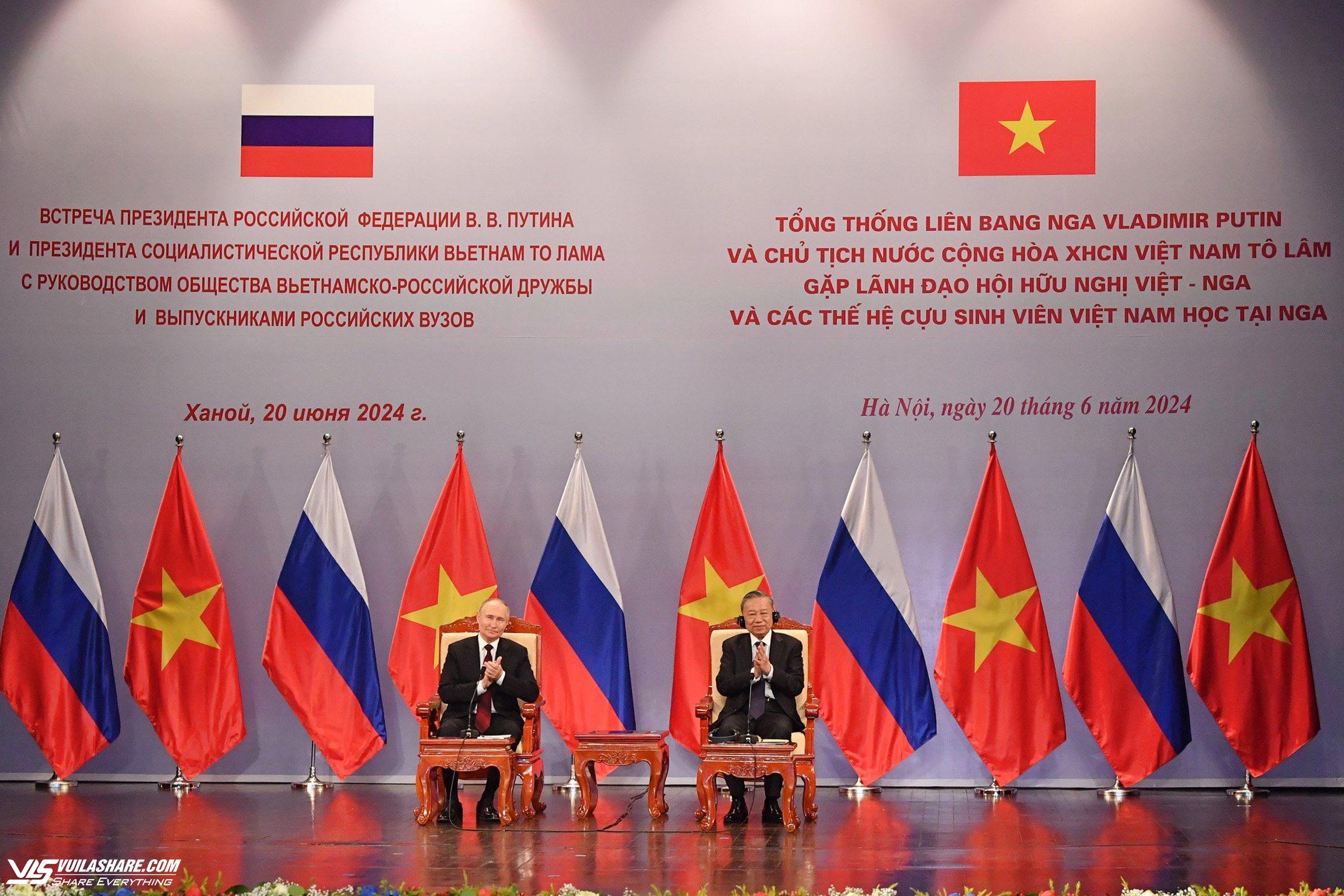 Tổng thống Putin gặp gỡ các thế hệ cựu sinh viên Việt Nam tại Nga- Ảnh 1.