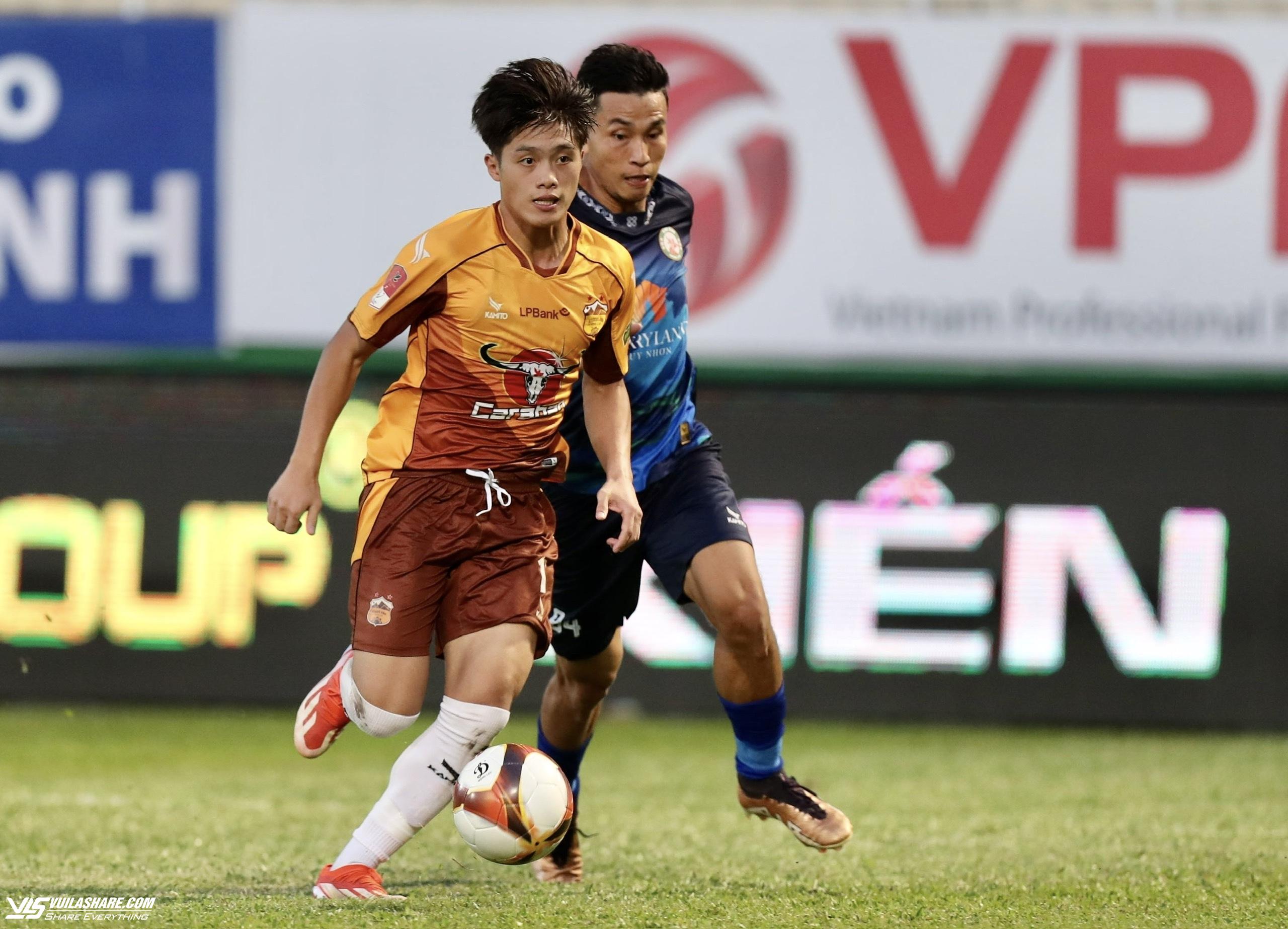 Quốc Việt đang có 2 mùa bóng tích cực thử sức tại V-League