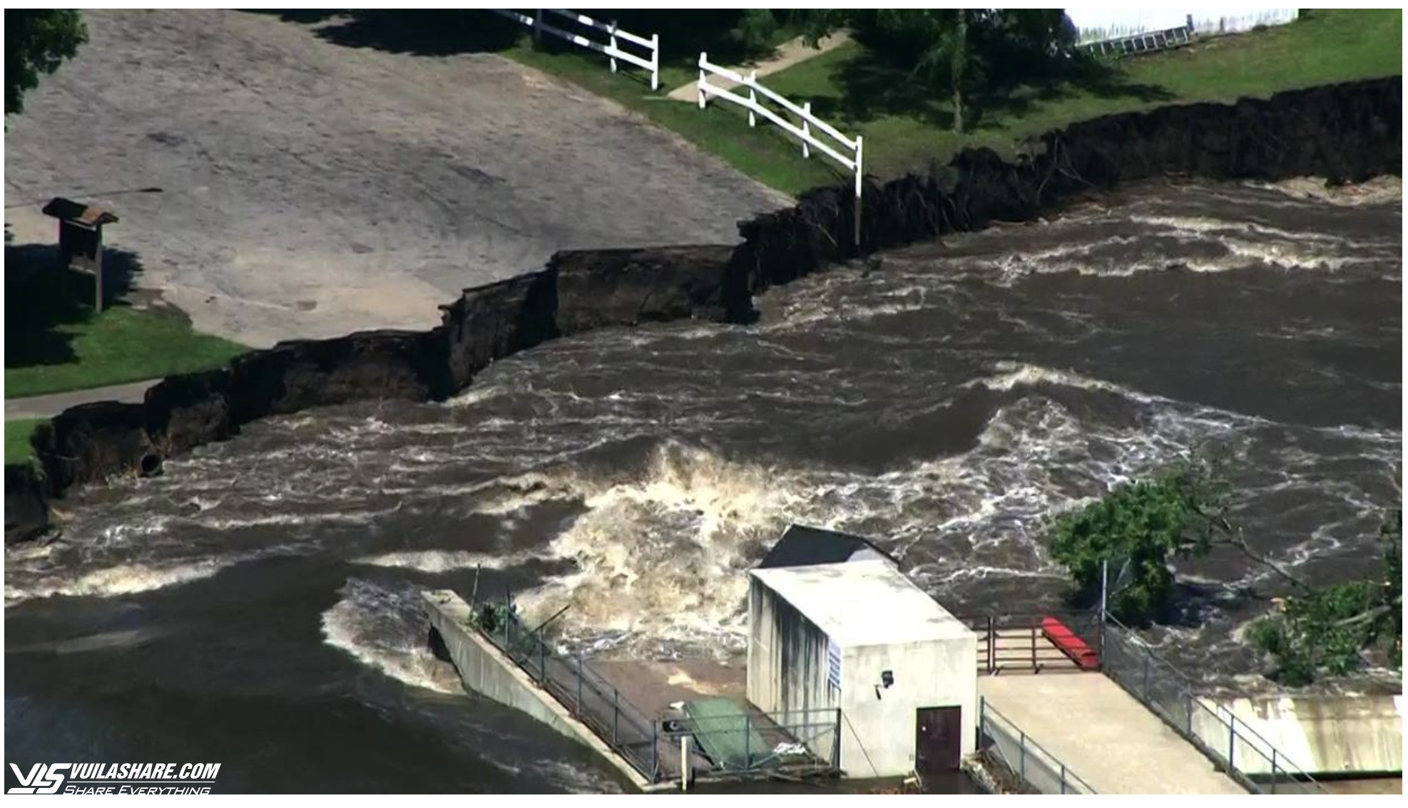 Đập nước sắp vỡ vì lũ lớn, tiểu bang Mỹ trong tình trạng báo động- Ảnh 2.